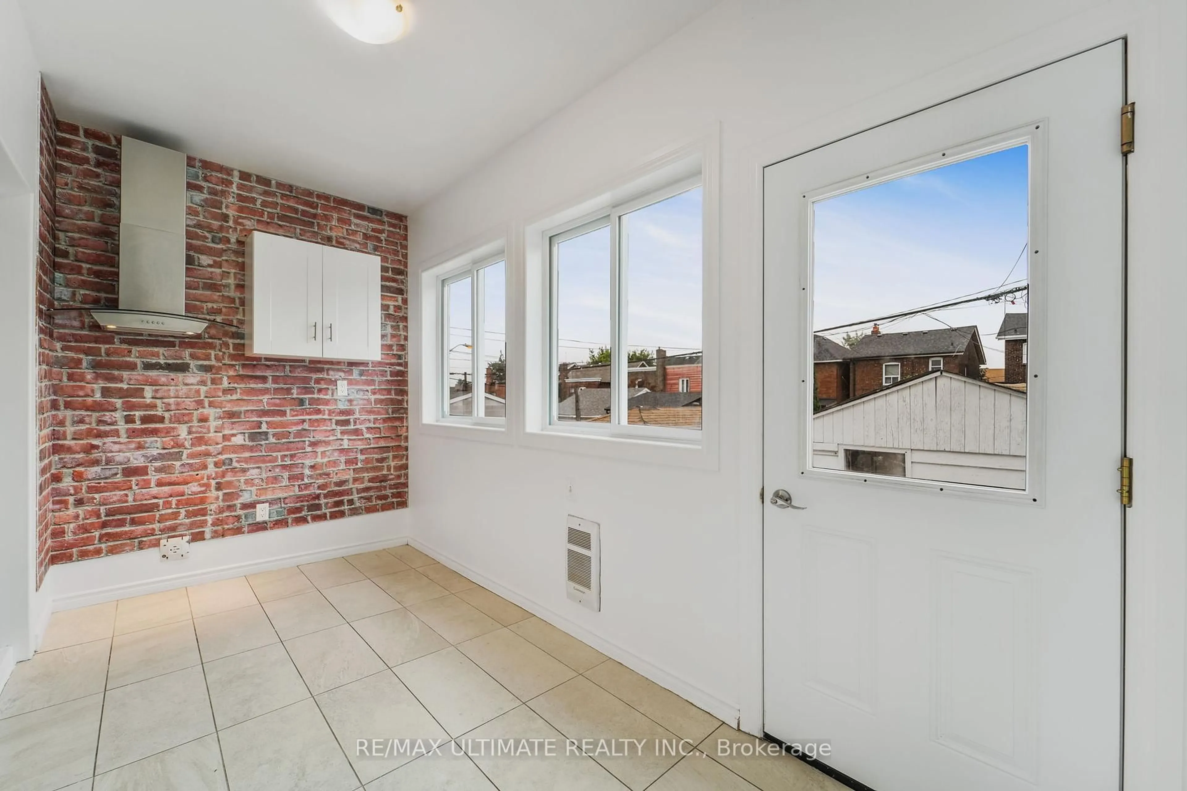 Indoor entryway for 2010 Dufferin St, Toronto Ontario M6E 3R2