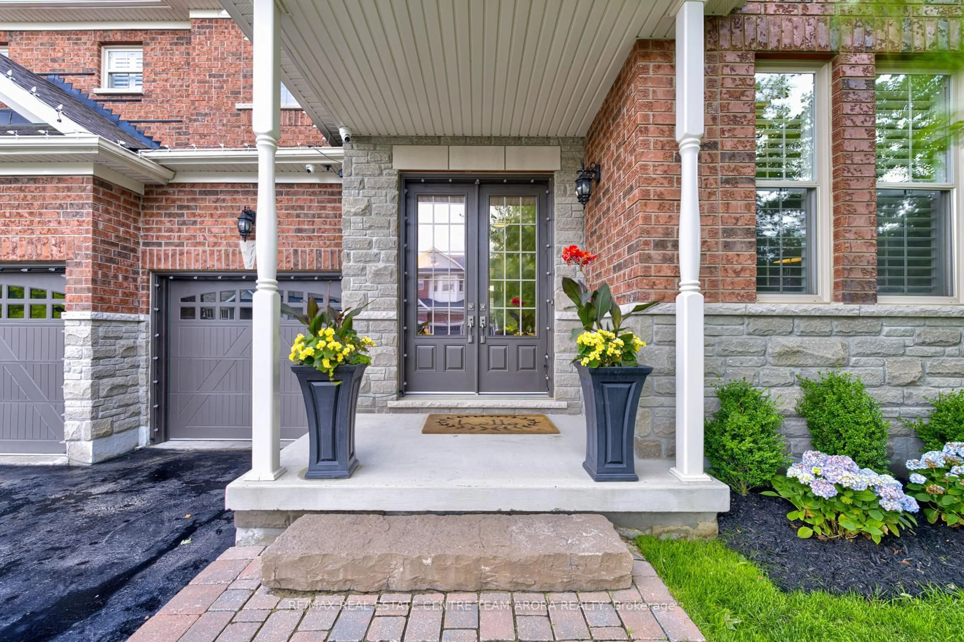 Home with brick exterior material, street for 7 Oceans Pond Crt, Caledon Ontario L7C 3R8