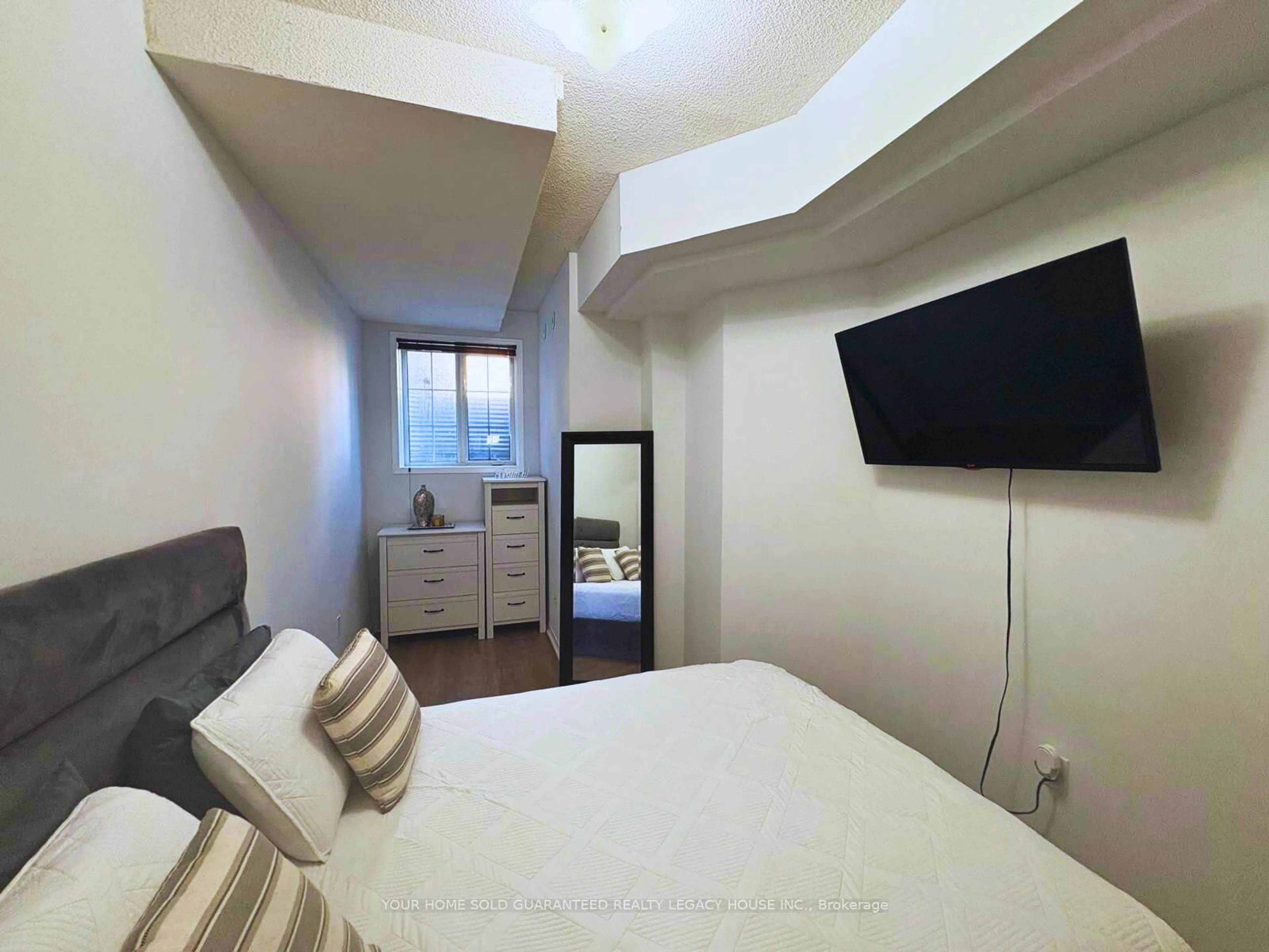 A pic of a room for 601 Shoreline Dr #145, Mississauga Ontario L5B 4K1