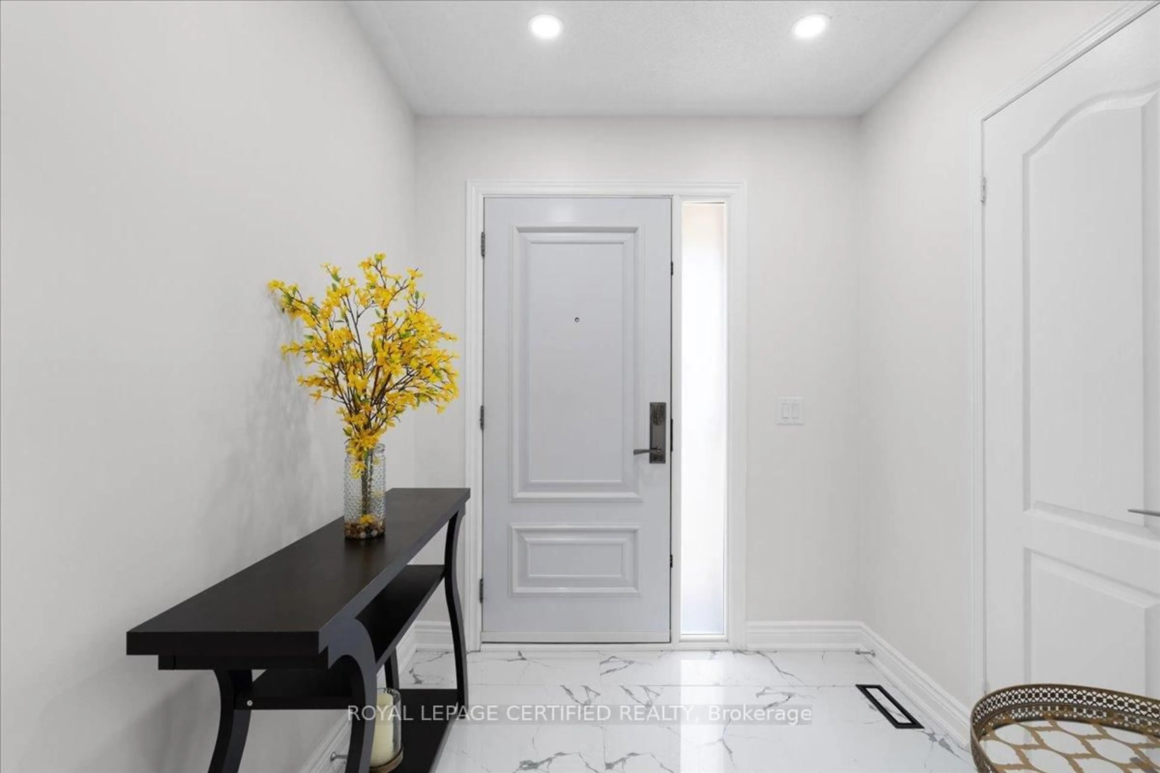 Indoor entryway for 121 Genesee Dr, Oakville Ontario L6H 5Z3