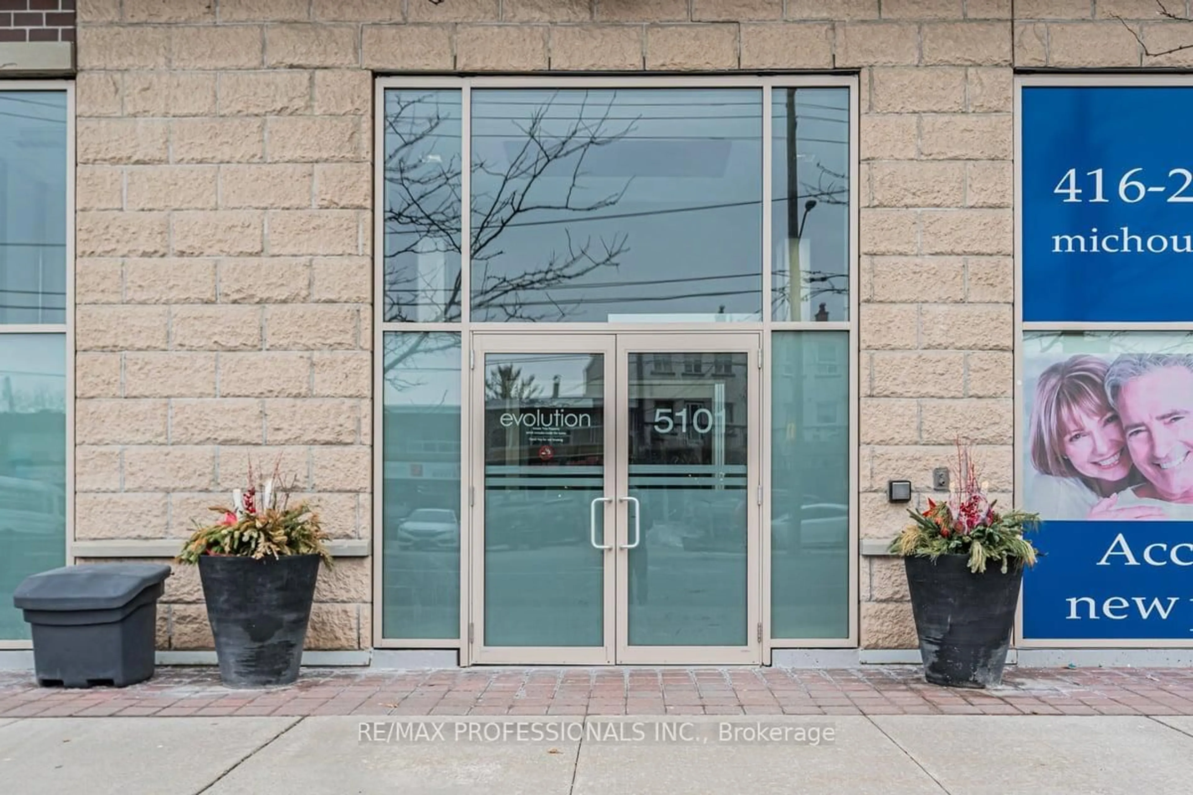 Indoor foyer for 5101 Dundas St #310, Toronto Ontario M9A 5G8