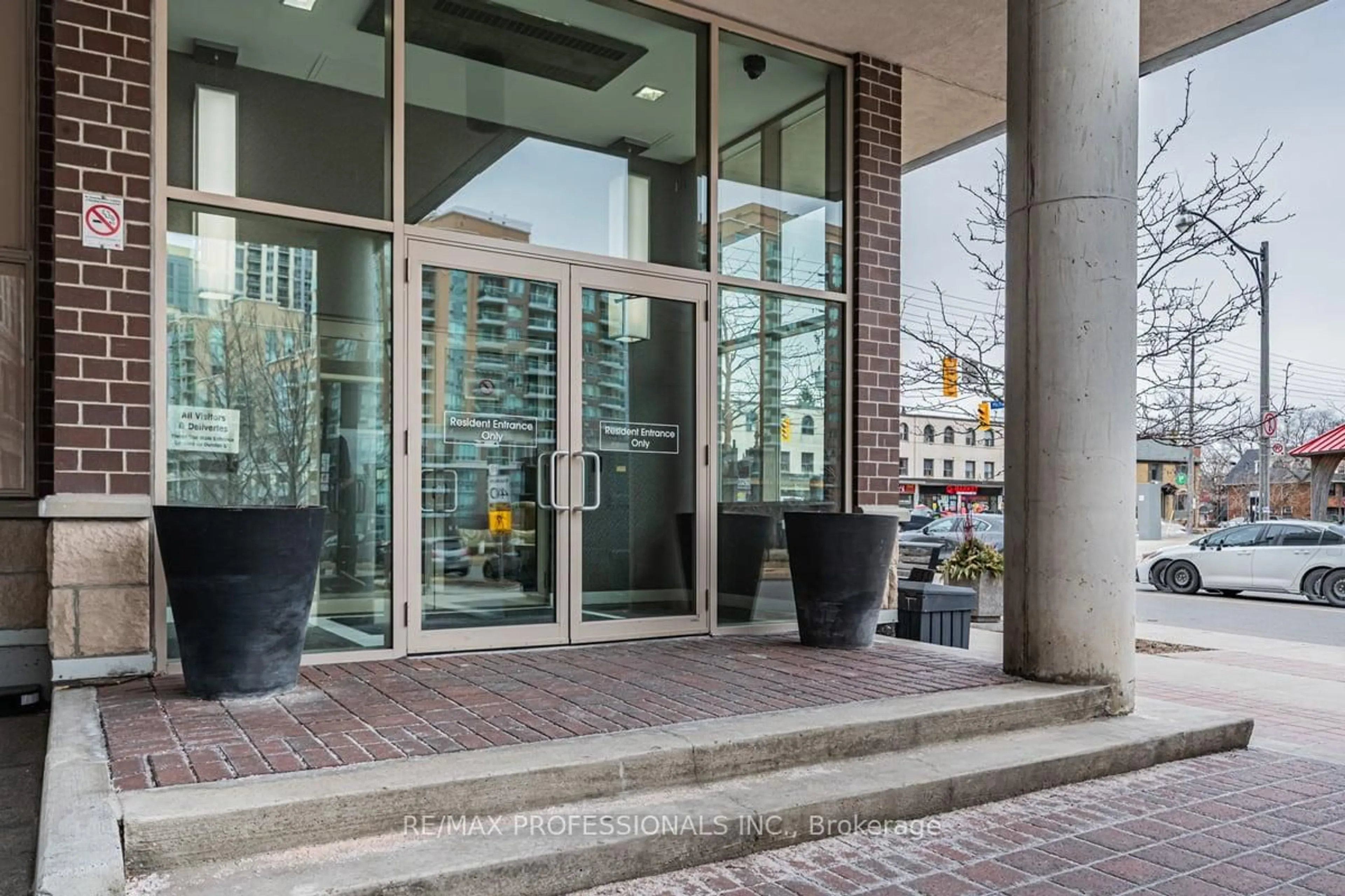 Indoor foyer for 5101 Dundas St #310, Toronto Ontario M9A 5G8