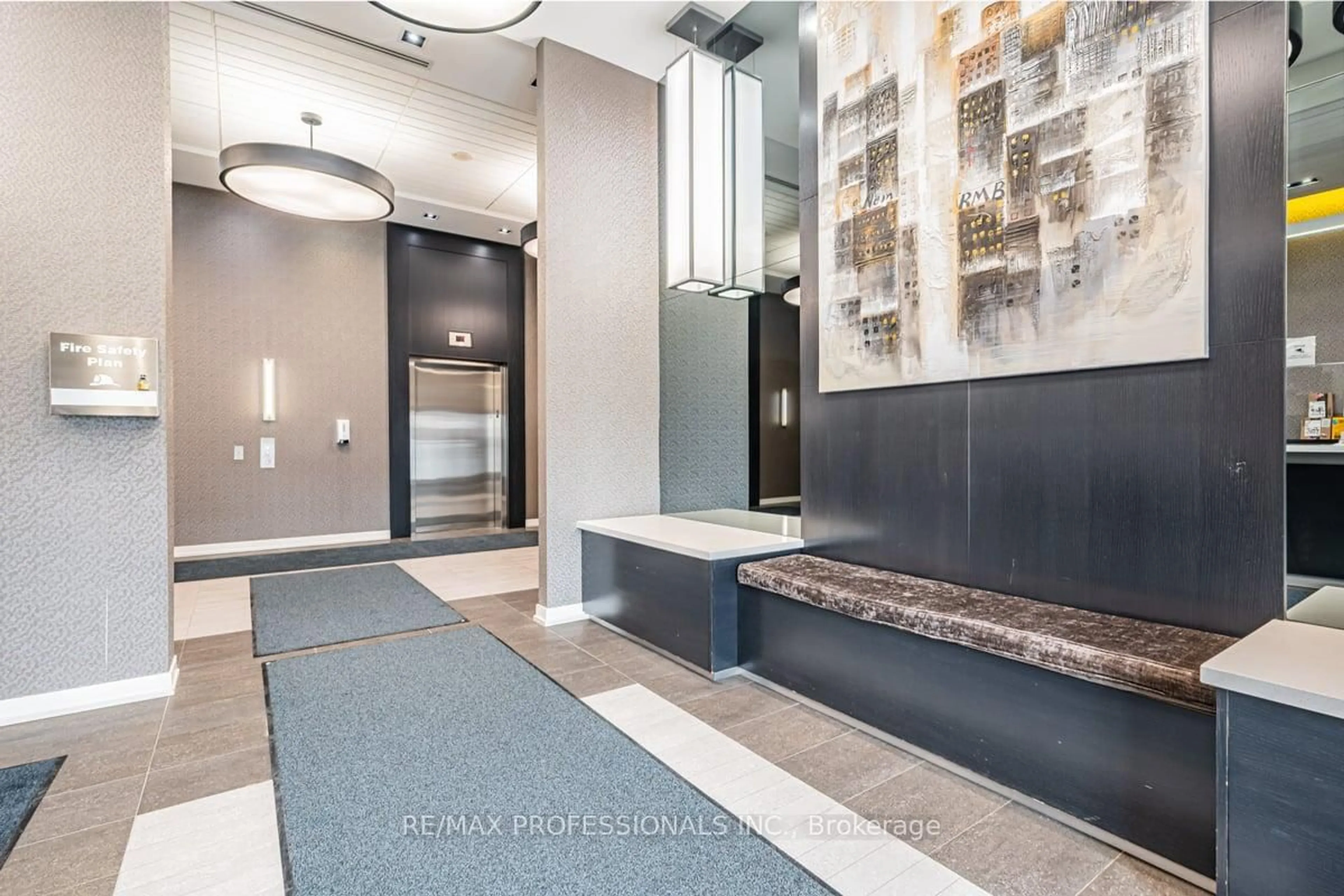 Indoor foyer for 5101 Dundas St #310, Toronto Ontario M9A 5G8