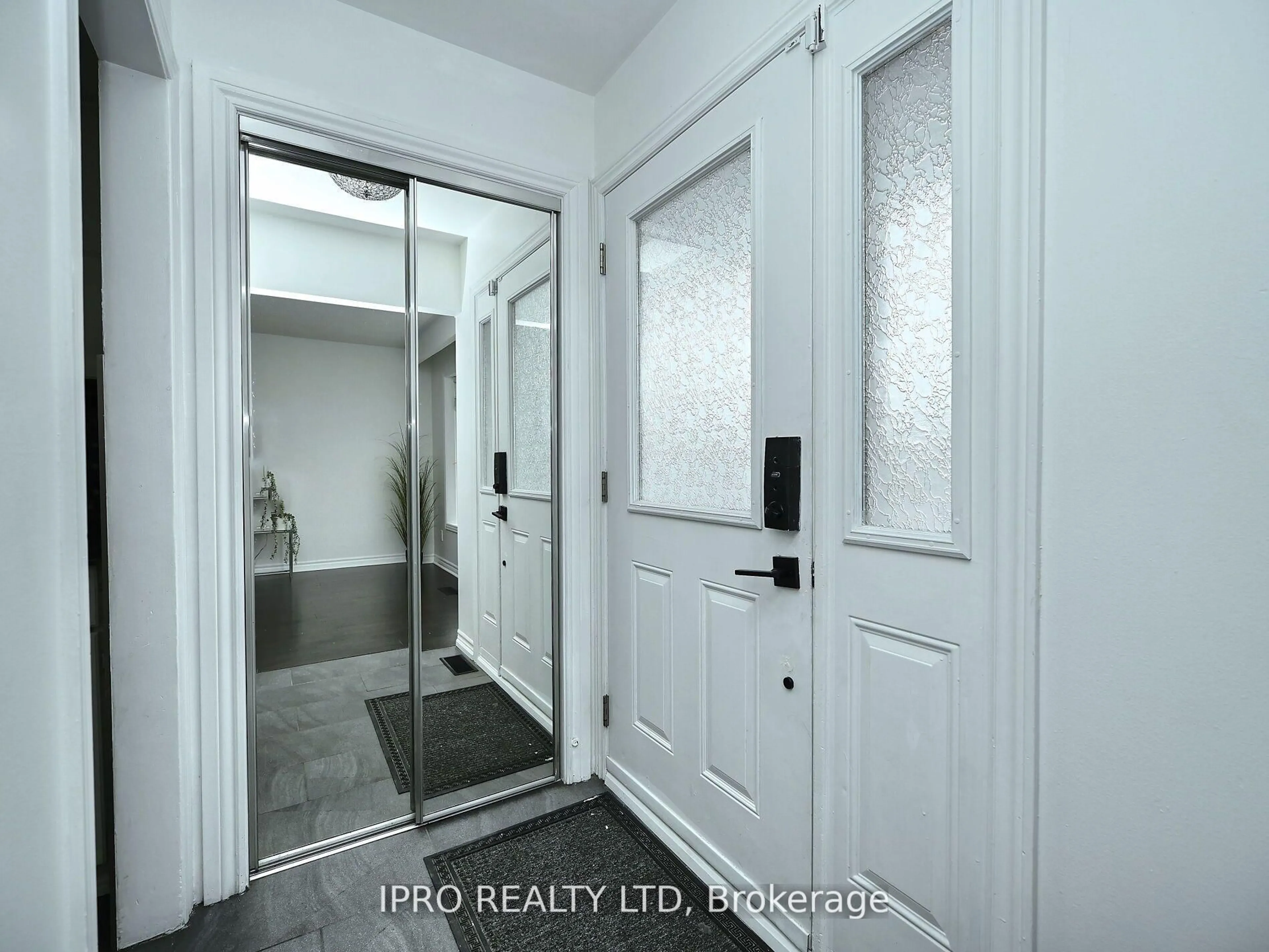 Indoor entryway for 7646 Priory Cres, Mississauga Ontario L4T 3H5