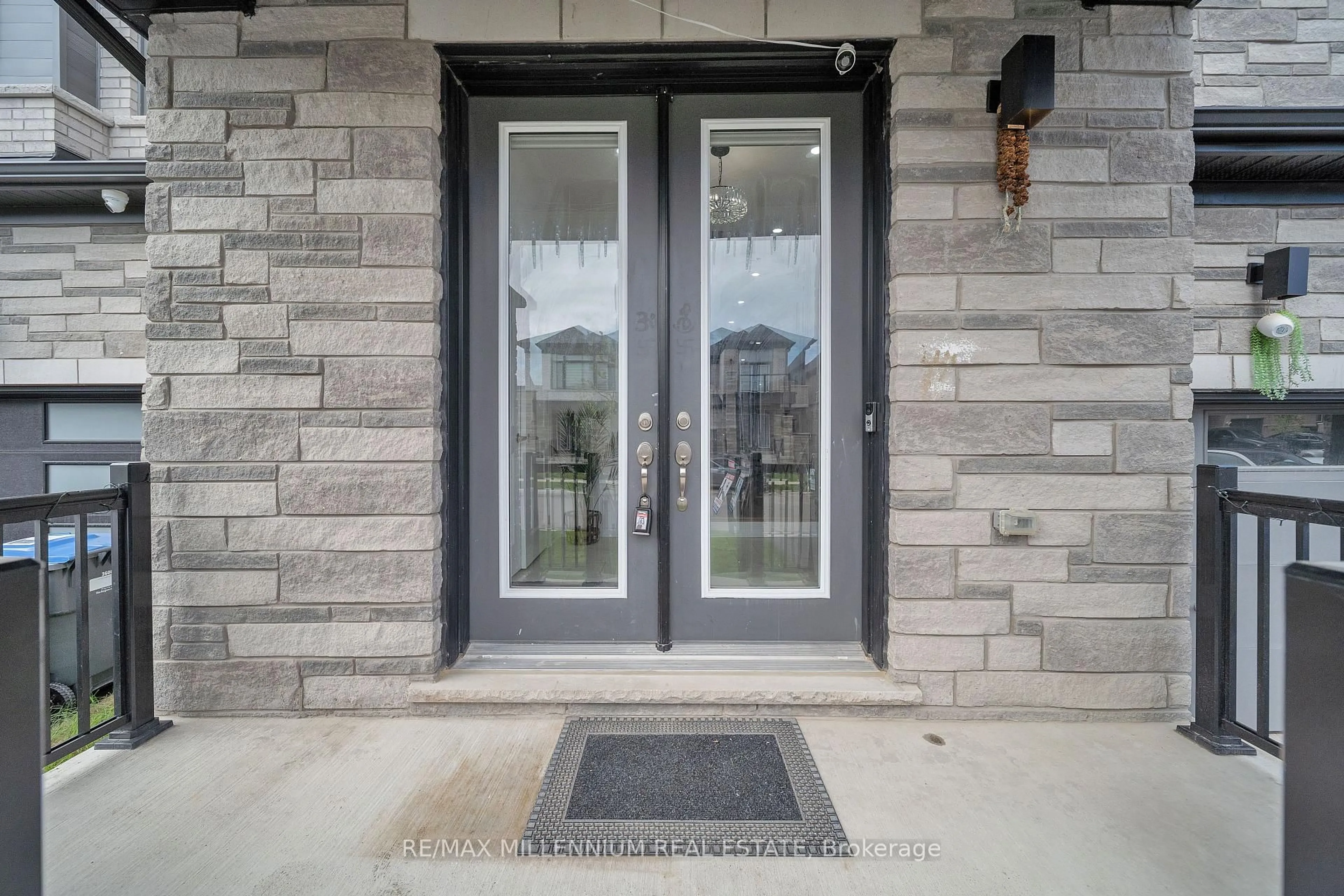 Indoor entryway for 18 Ida Terr, Caledon Ontario L7C 4M2