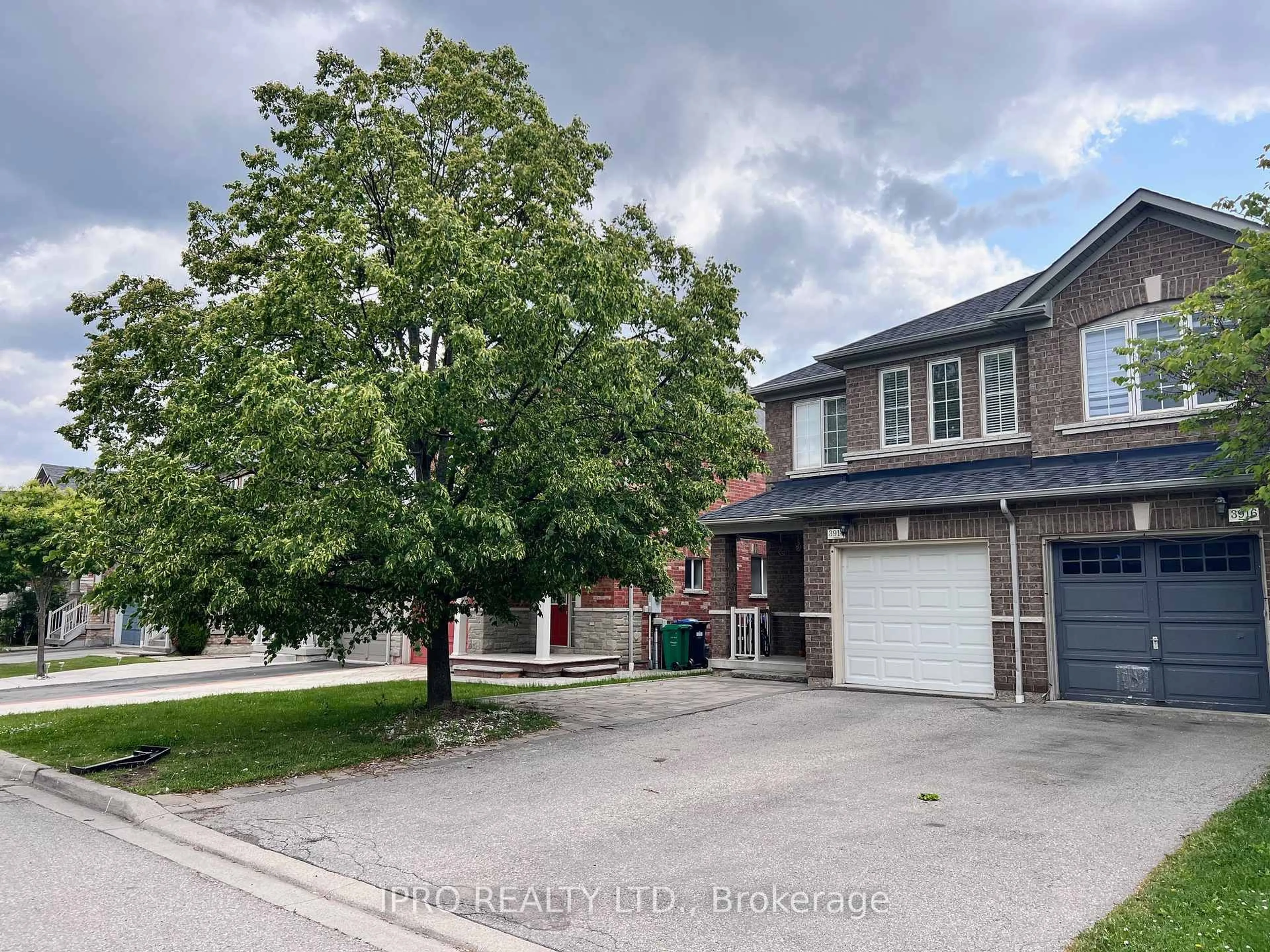 A pic from outside/outdoor area/front of a property/back of a property/a pic from drone, street for 3914 Stardust St, Mississauga Ontario L5M 8A6