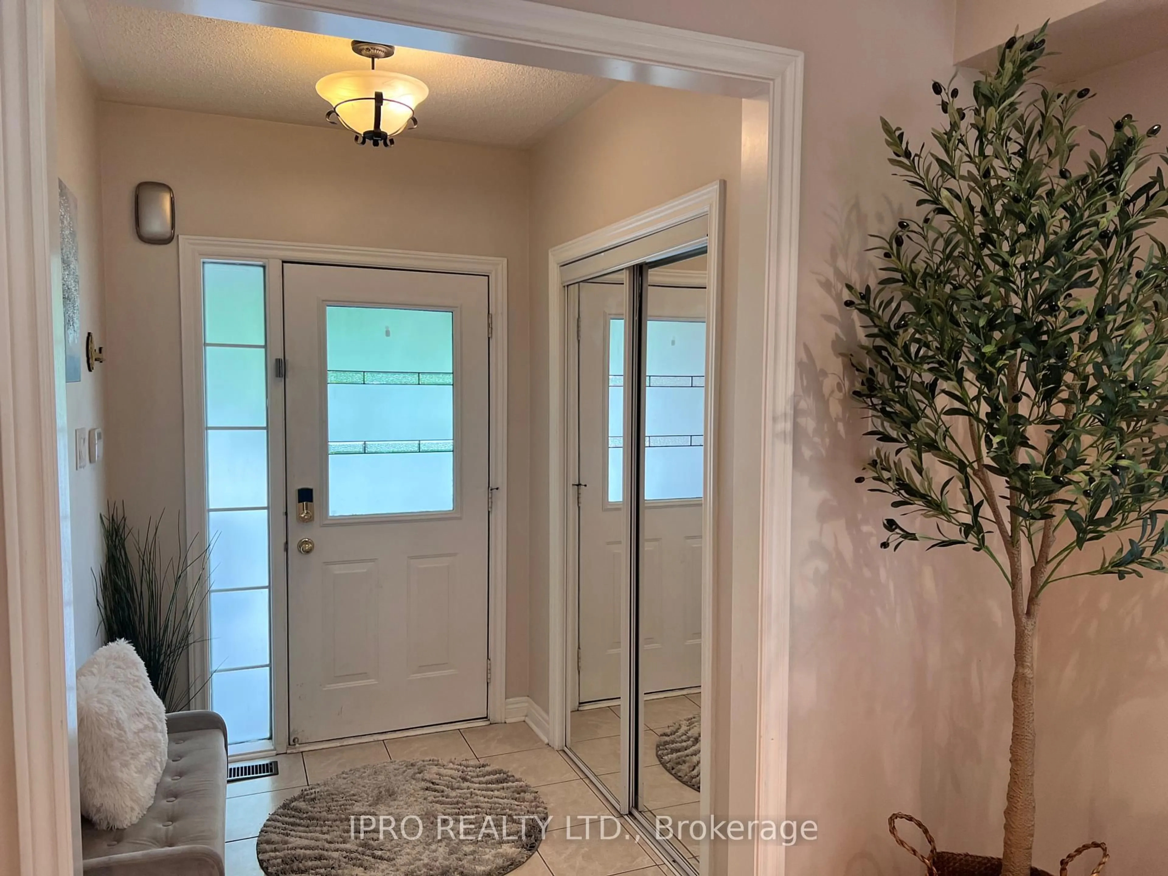 Indoor entryway for 3914 Stardust St, Mississauga Ontario L5M 8A6