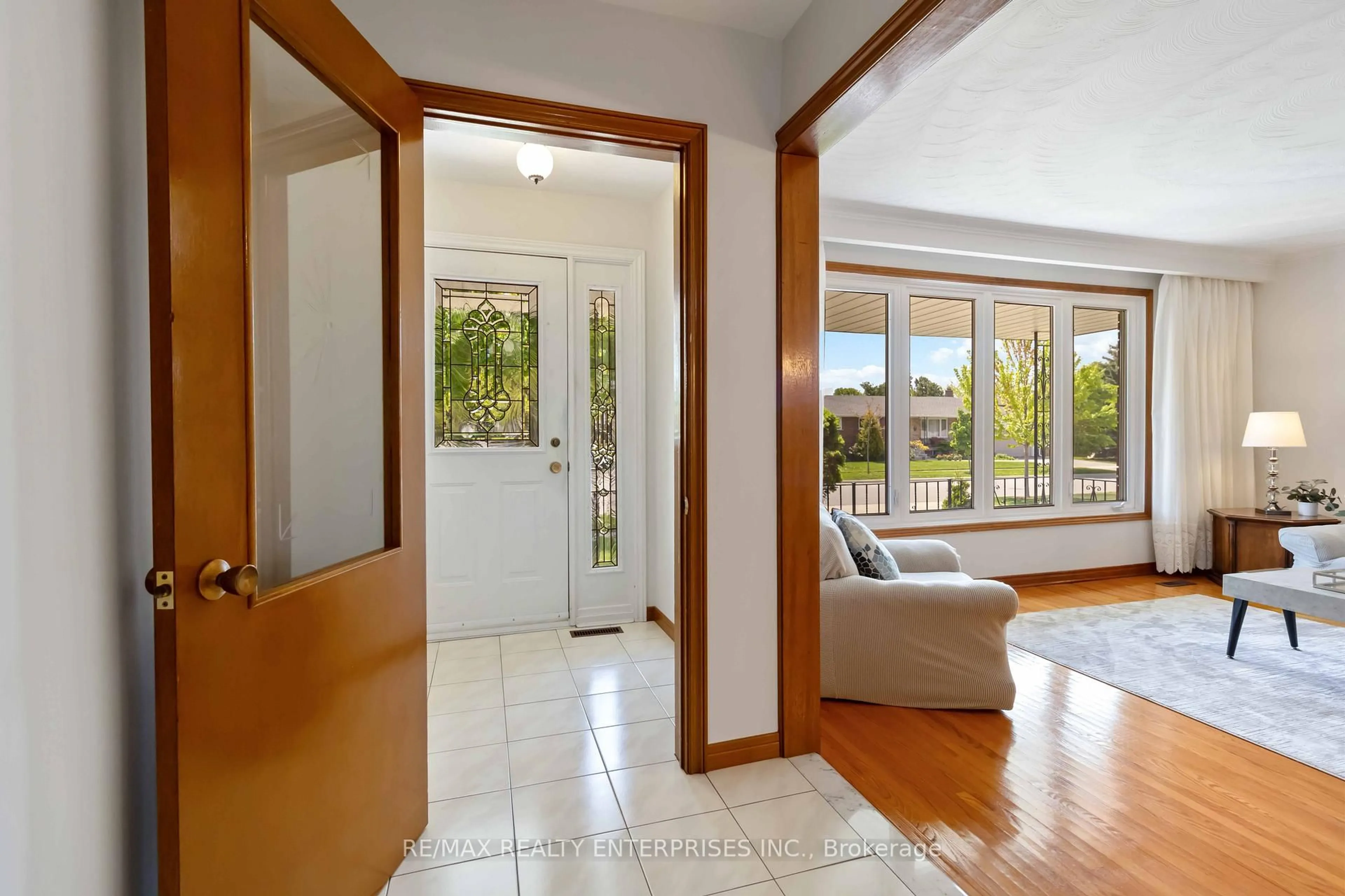 Indoor entryway for 720 Eversley Dr, Mississauga Ontario L5A 2C9