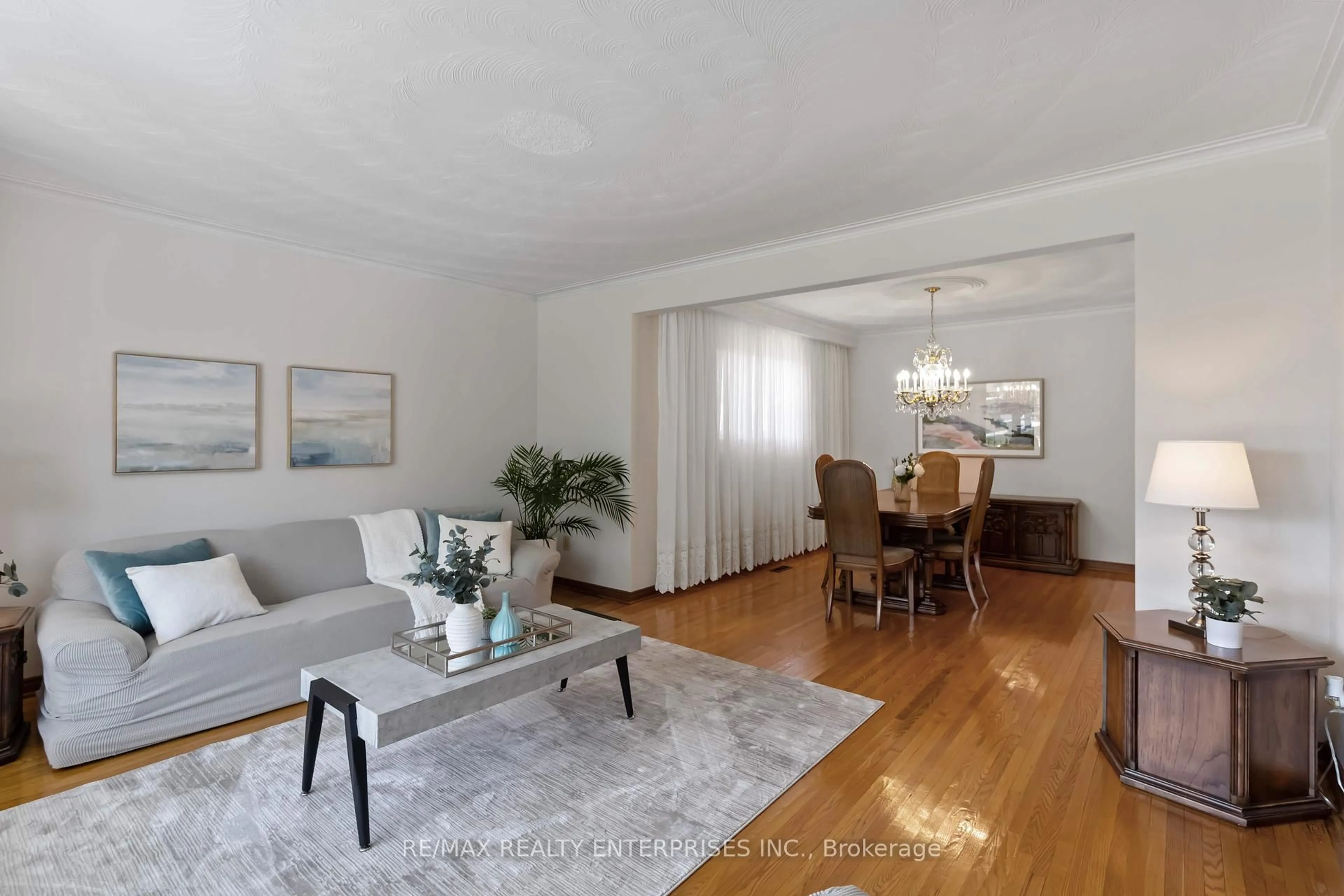 Living room with furniture, wood/laminate floor for 720 Eversley Dr, Mississauga Ontario L5A 2C9