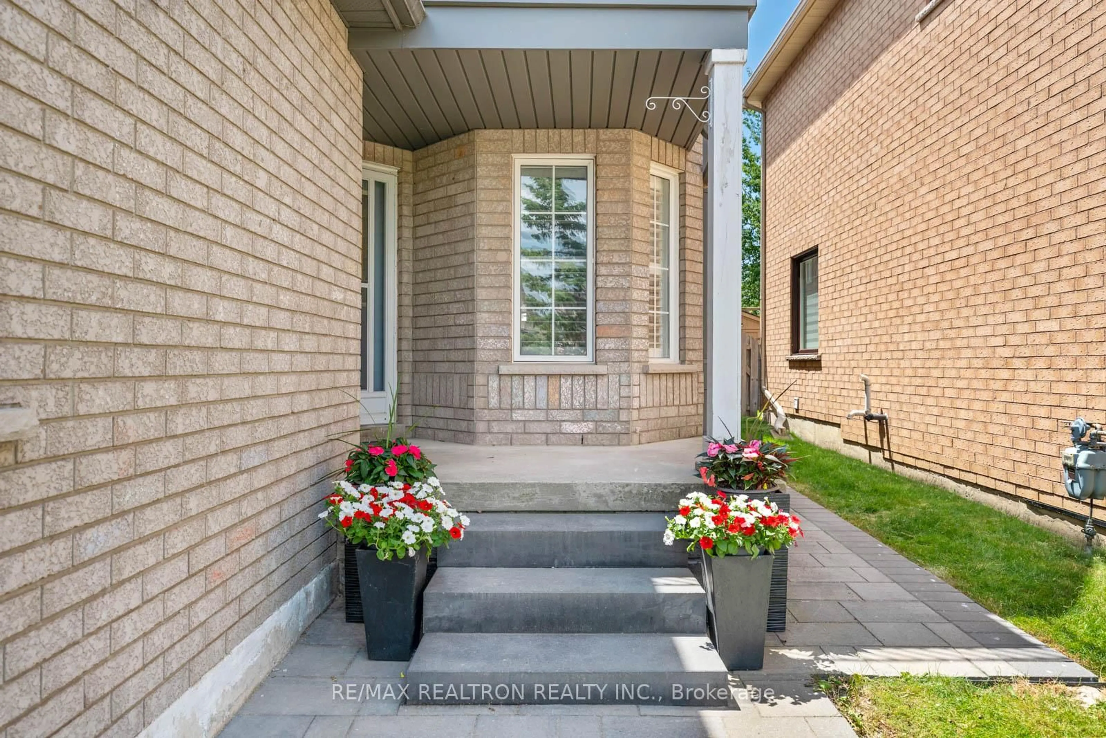Indoor entryway for 47 Coolspring Cres, Caledon Ontario L7E 2J5