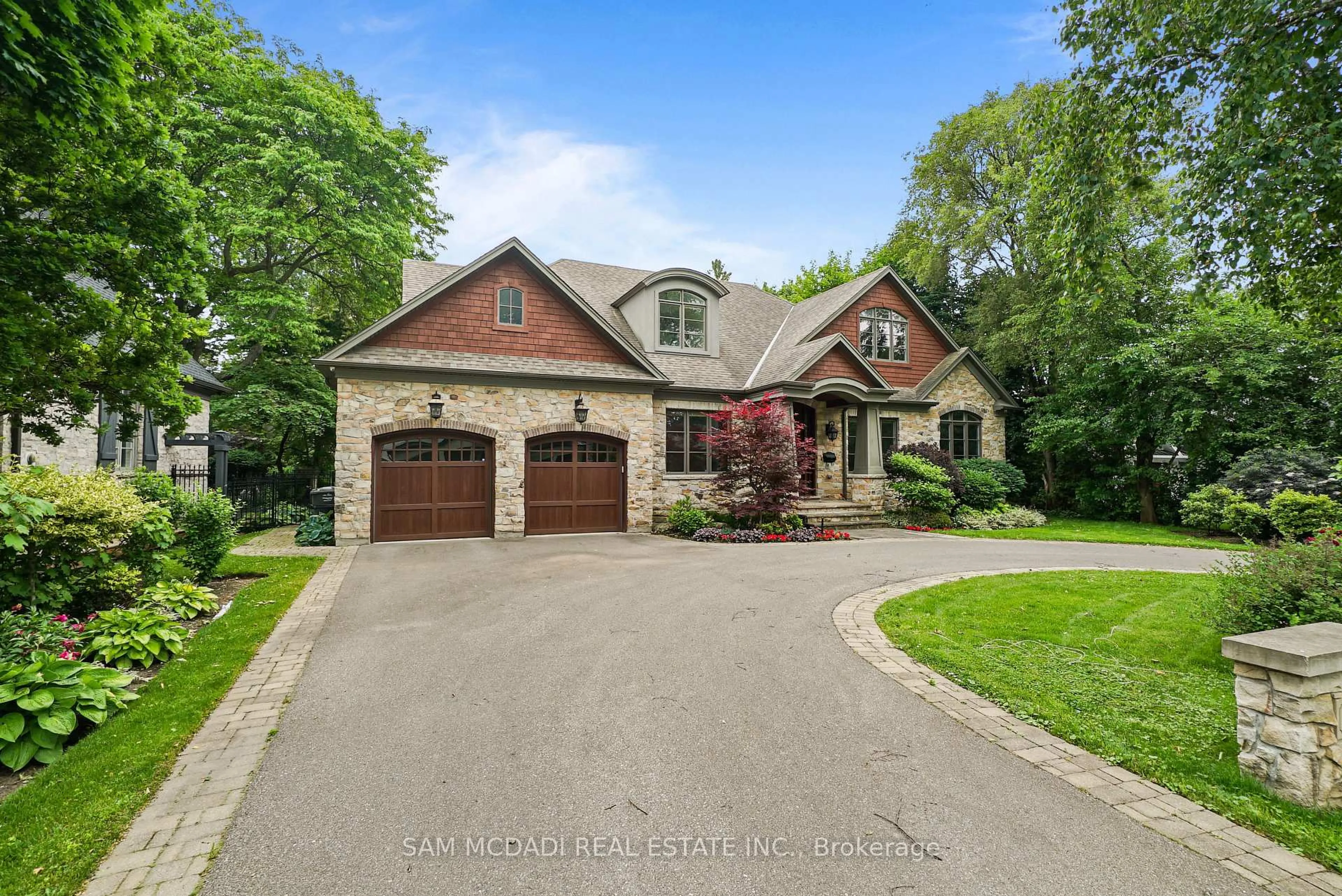 Home with brick exterior material, street for 190 Maplewood Rd, Mississauga Ontario L5G 2M6