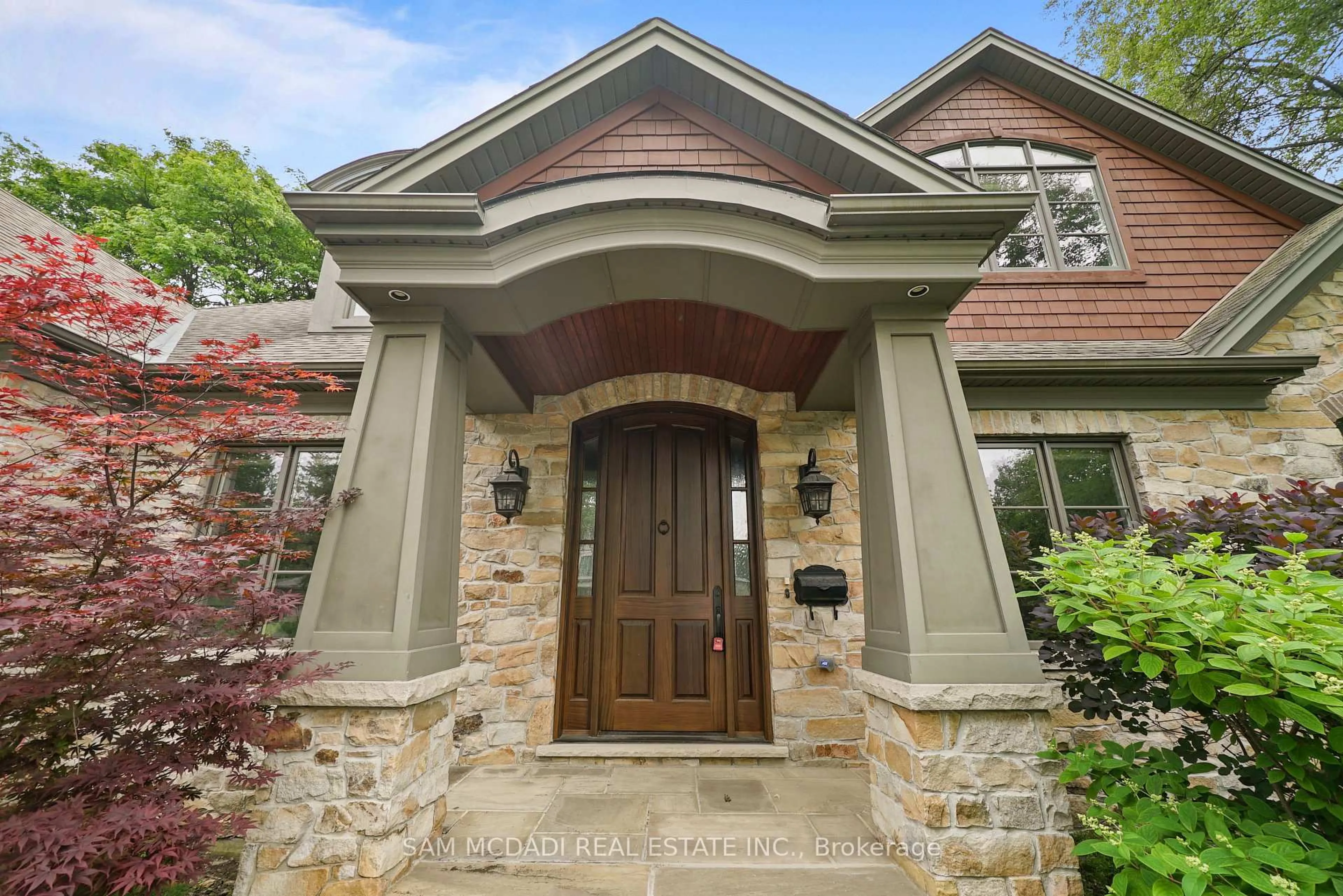 Home with brick exterior material, street for 190 Maplewood Rd, Mississauga Ontario L5G 2M6