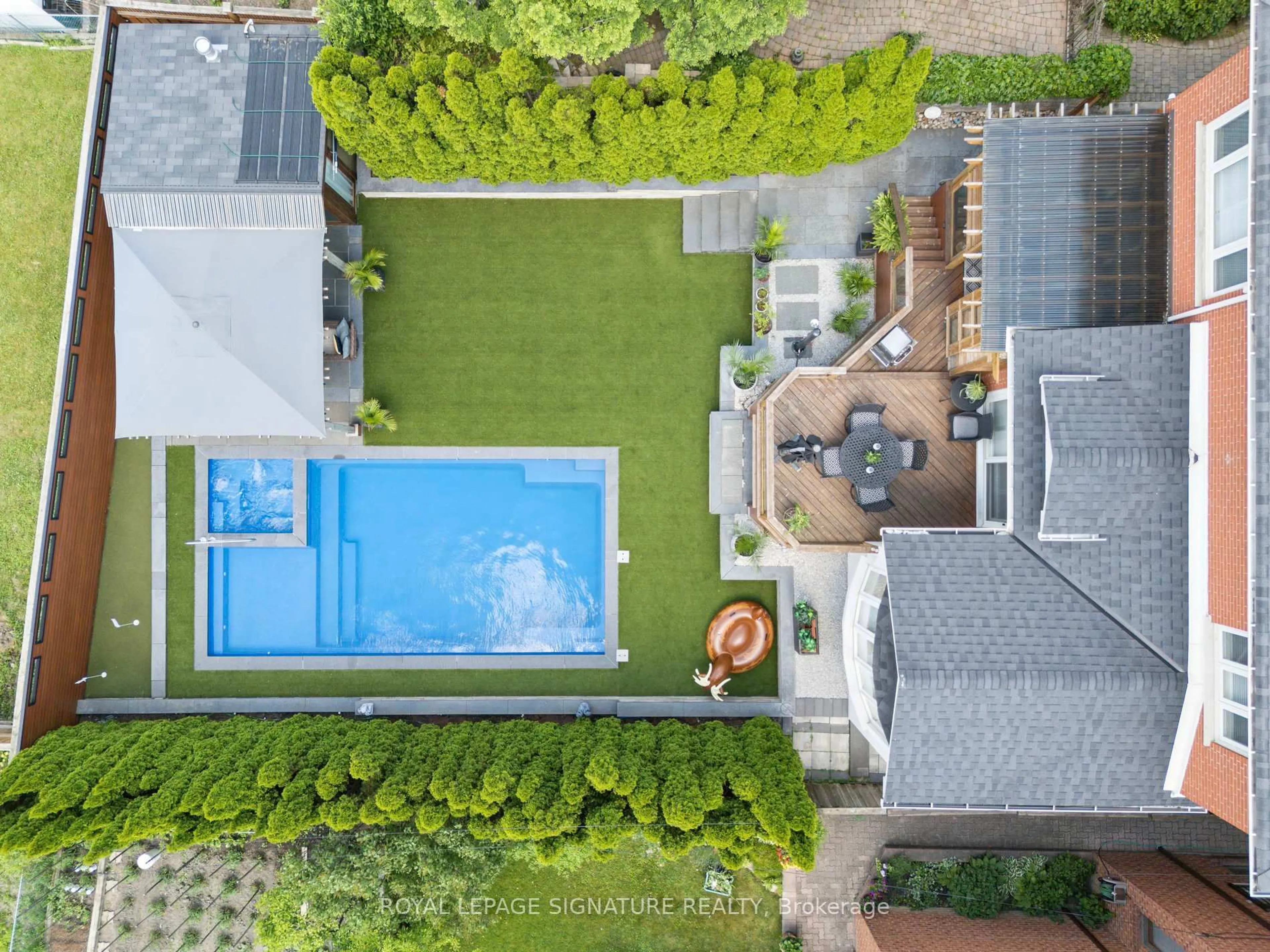 A pic from outside/outdoor area/front of a property/back of a property/a pic from drone, city buildings view from balcony for 46 Jay St, Toronto Ontario M6L 2M1