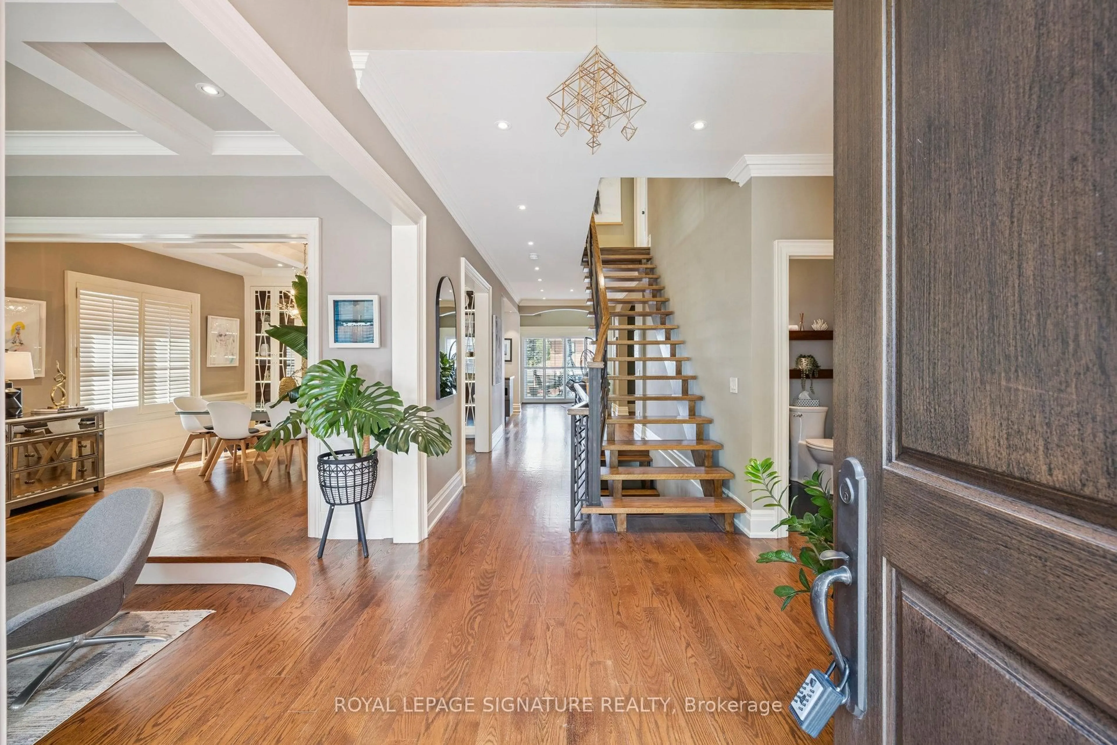 Indoor entryway for 46 Jay St, Toronto Ontario M6L 2M1