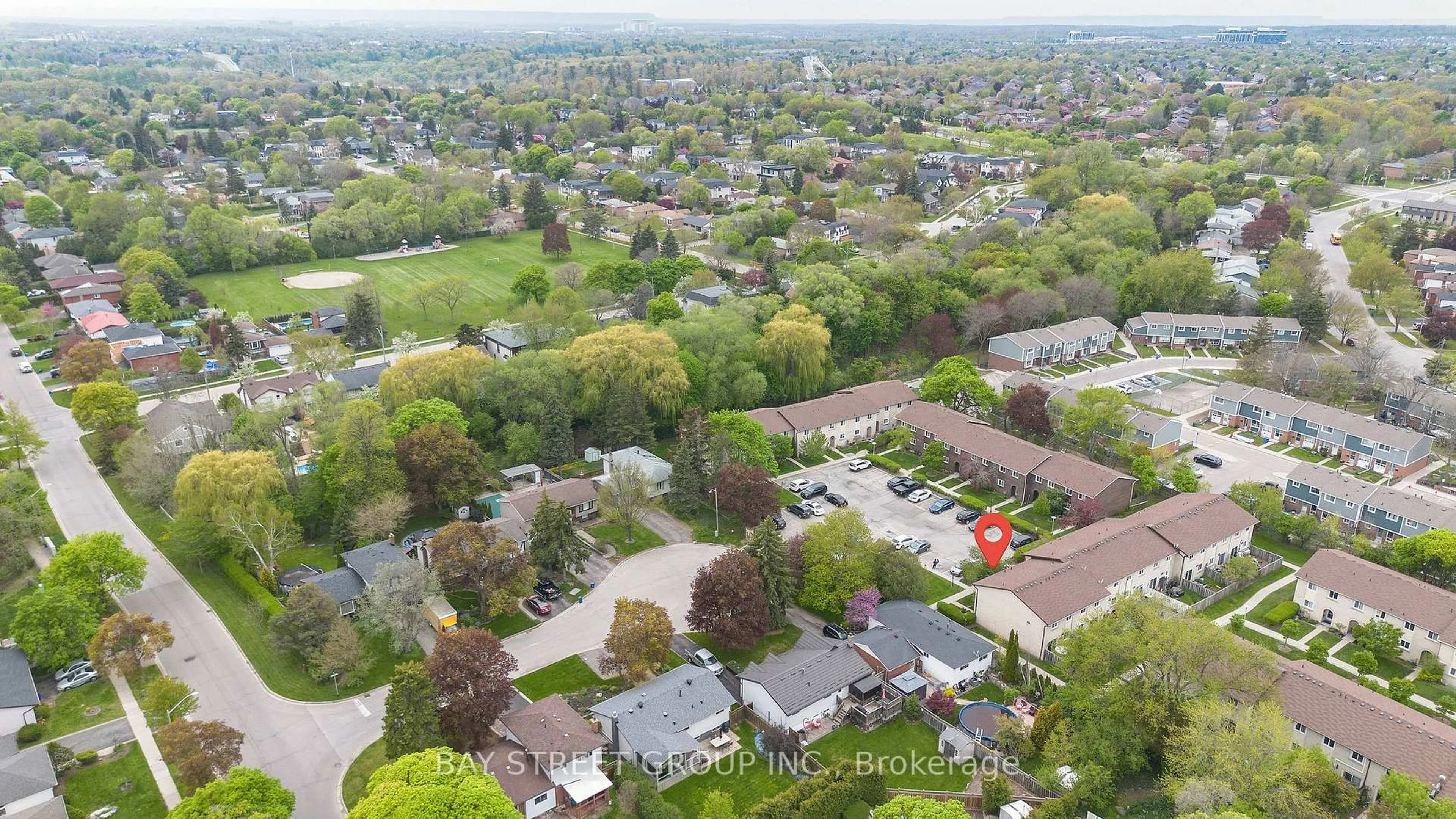 A pic from outside/outdoor area/front of a property/back of a property/a pic from drone, unknown for 41 Nadia Pl #30, Oakville Ontario L6H 1K1