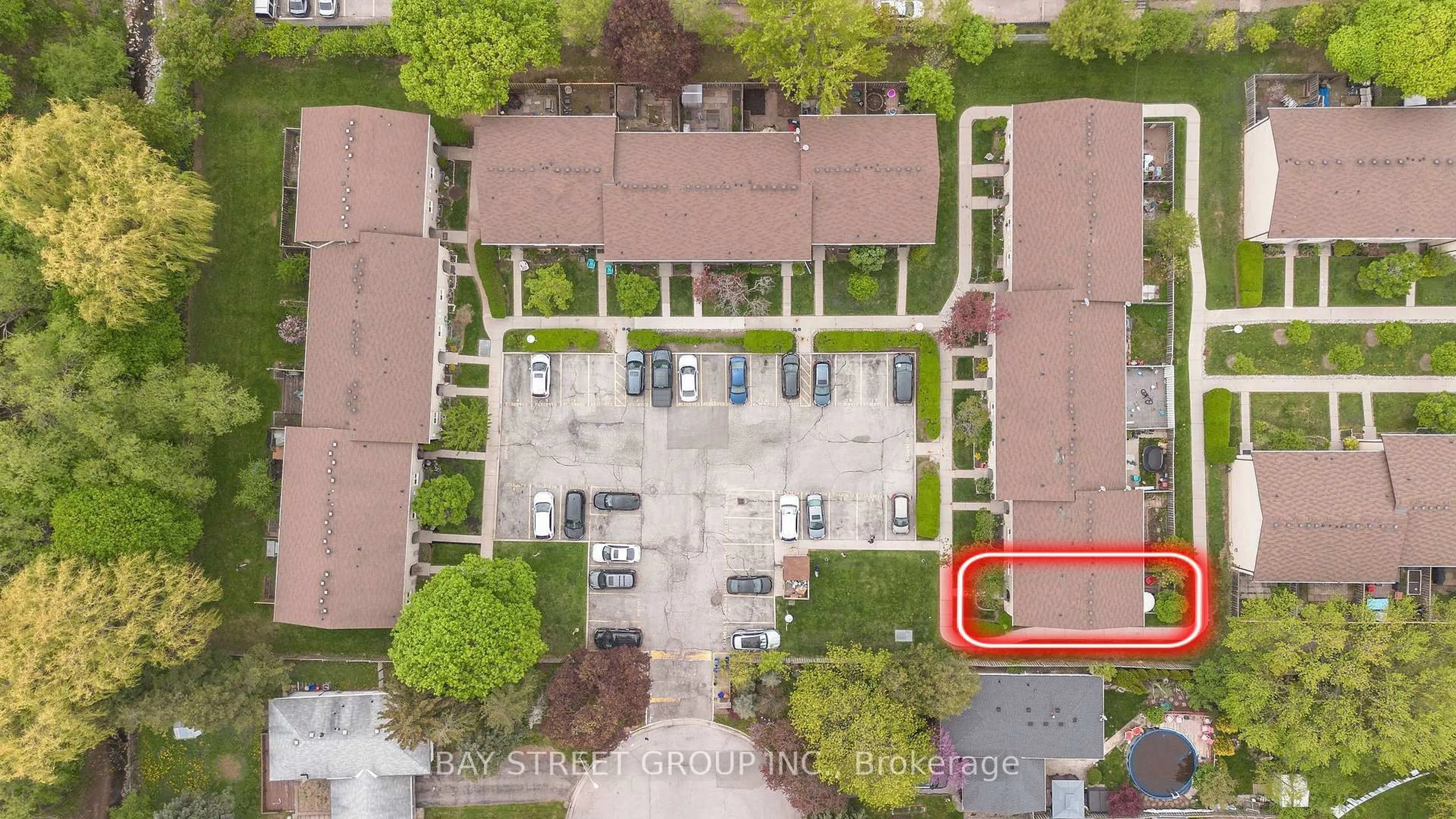A pic from outside/outdoor area/front of a property/back of a property/a pic from drone, street for 41 Nadia Pl #30, Oakville Ontario L6H 1K1