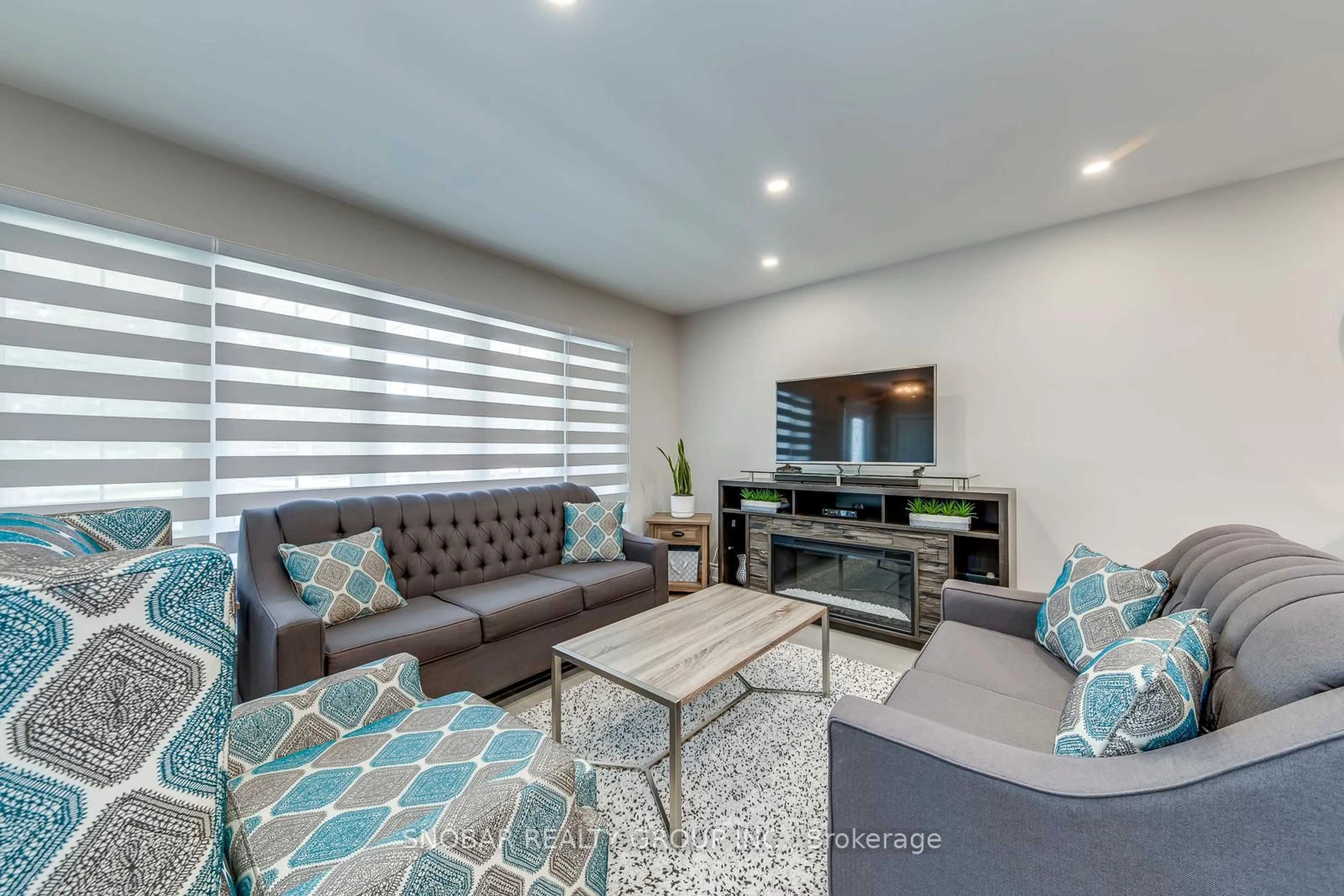 Living room with furniture, unknown for 19 Forest Path Crt, Toronto Ontario M9V 1L4