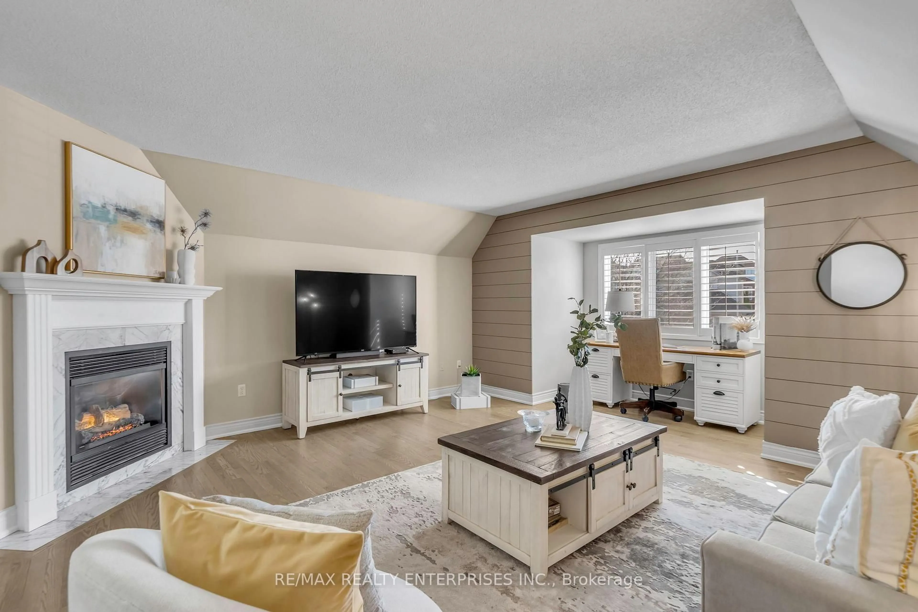 Living room with furniture, unknown for 2742 Galleon Cres, Mississauga Ontario L5M 5T8