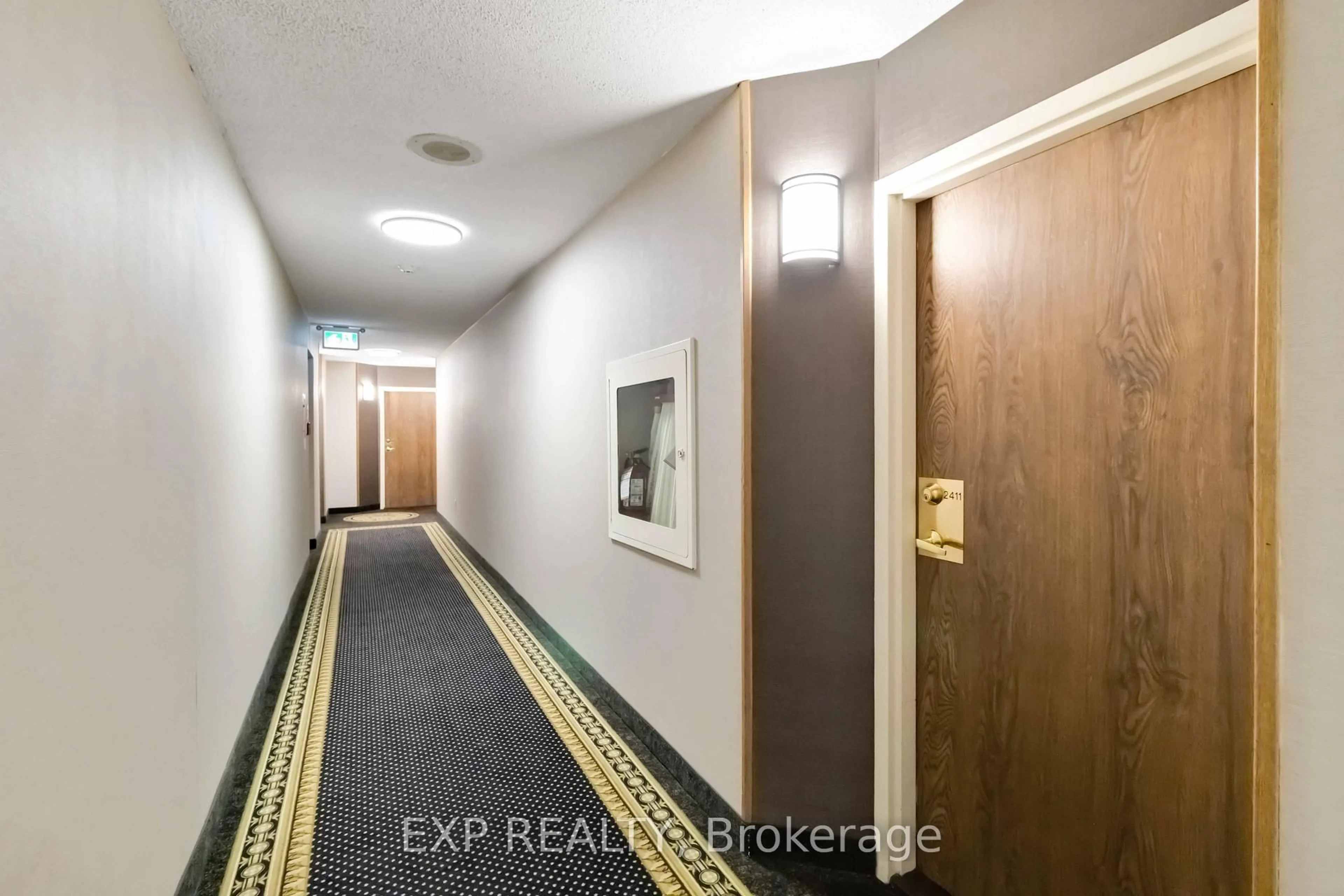 Indoor foyer for 550 Webb Dr #2411, Mississauga Ontario L5B 3Y4