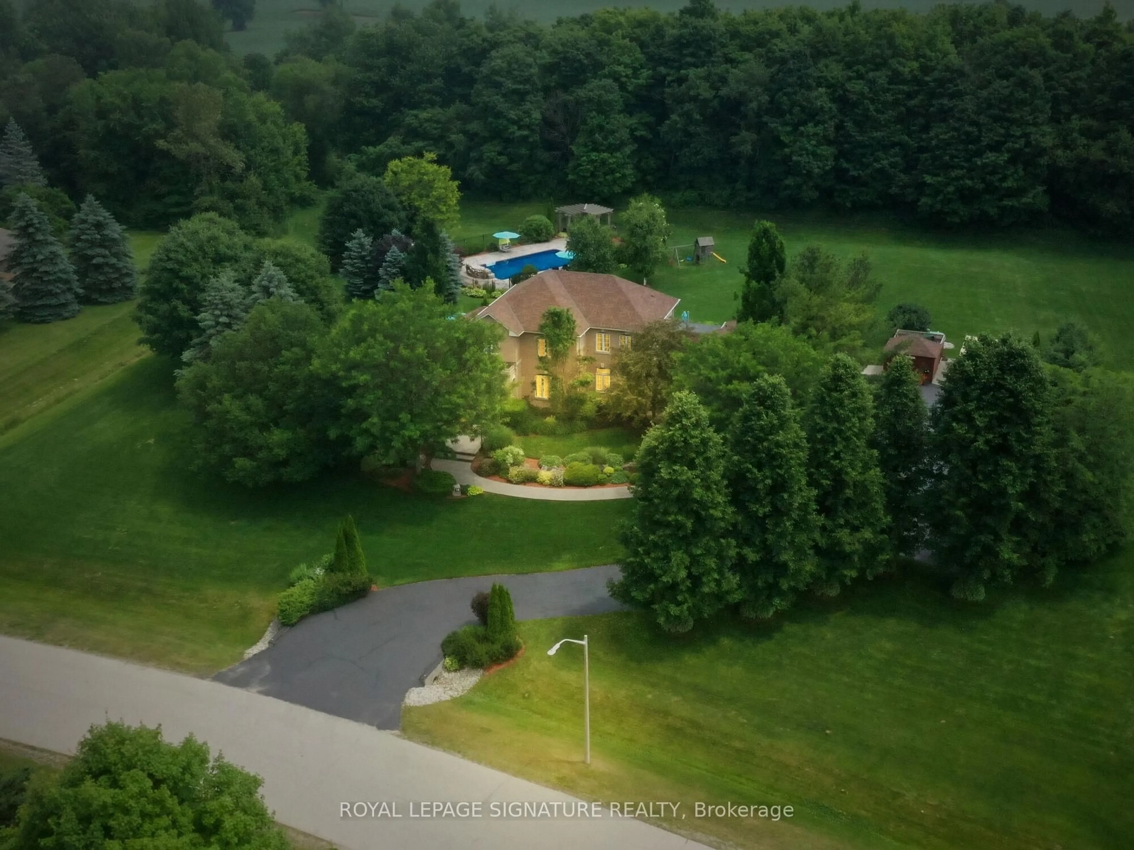 A pic from outside/outdoor area/front of a property/back of a property/a pic from drone, water/lake/river/ocean view for 10 Forest Ridge Cres, Halton Hills Ontario L0P 1H0