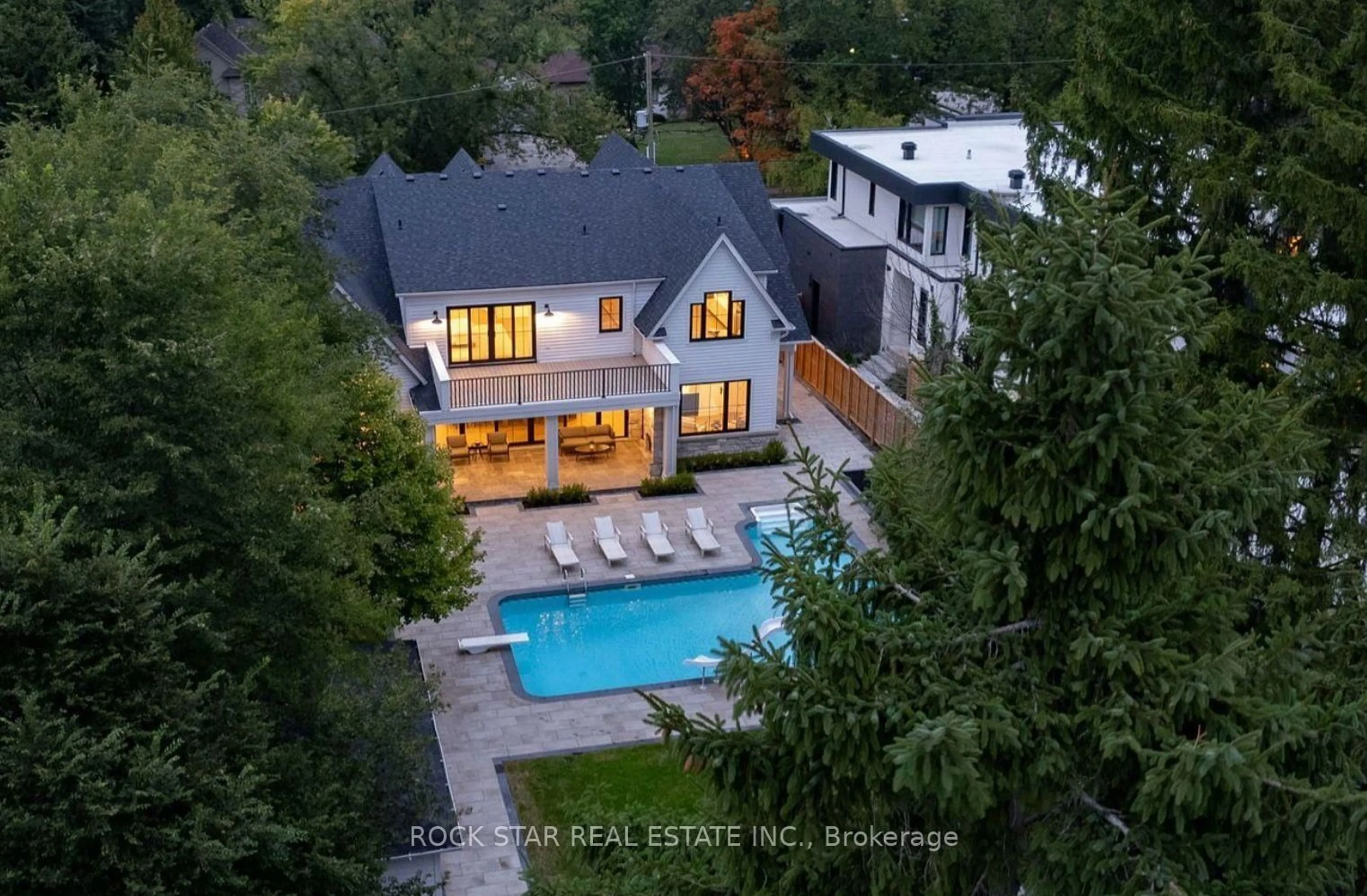 A pic from outside/outdoor area/front of a property/back of a property/a pic from drone, street for 24 Belvedere Dr, Oakville Ontario L6L 4B6