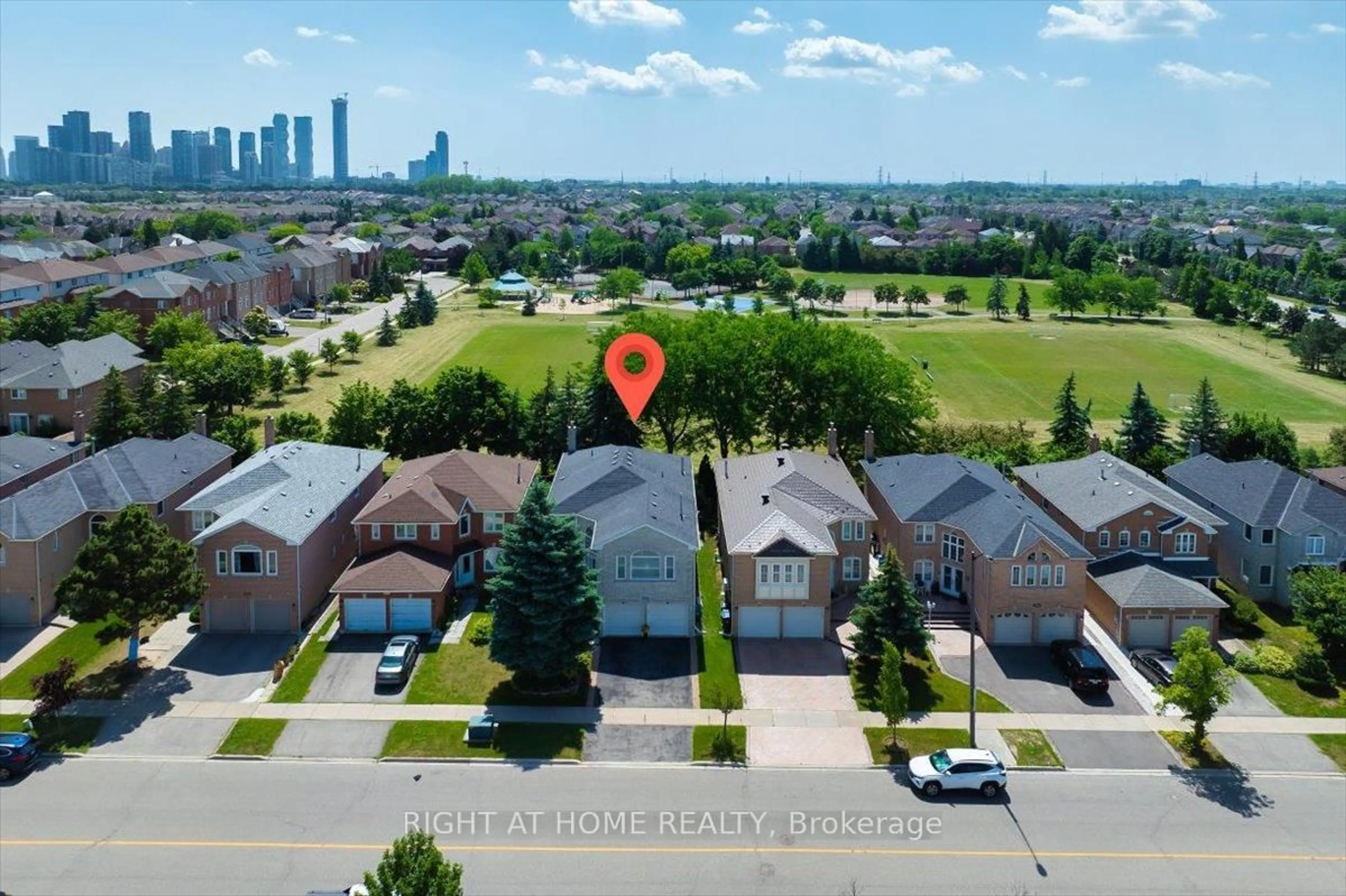 A pic from outside/outdoor area/front of a property/back of a property/a pic from drone, street for 956 Winterton Way, Mississauga Ontario L5V 1M6