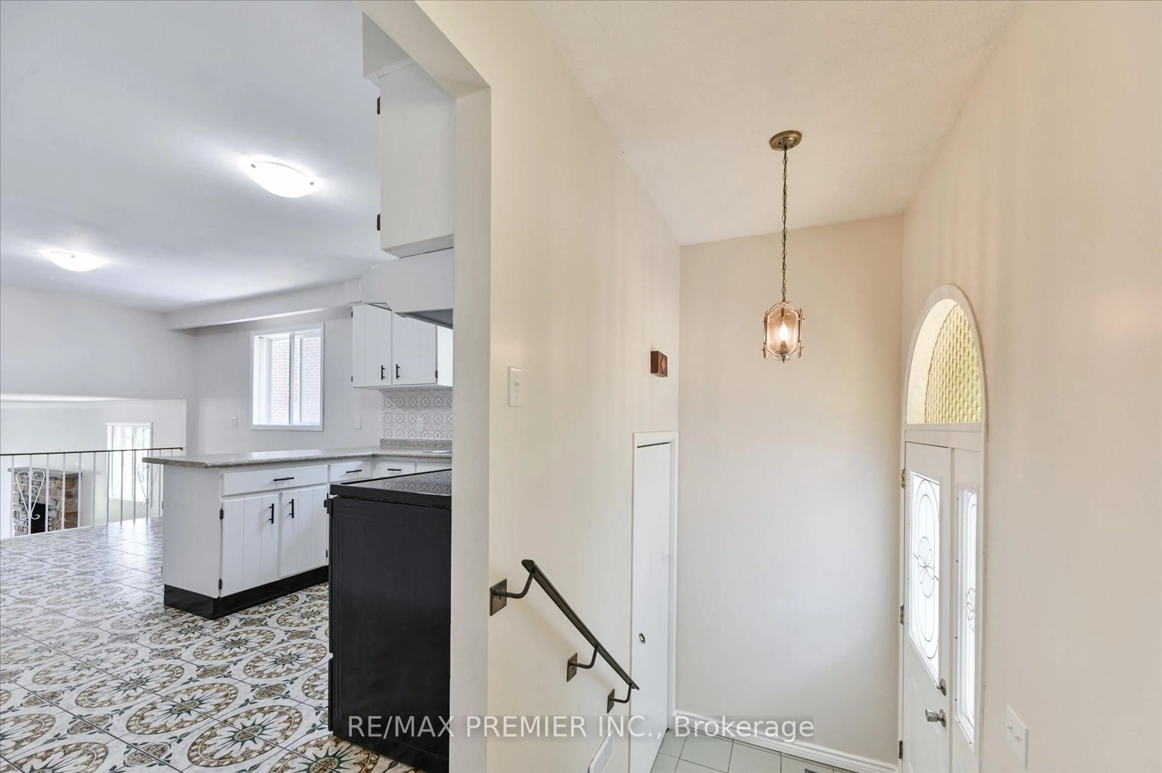 Open concept kitchen, ceramic/tile floor for 44 Petunias Rd, Brampton Ontario L6V 3G8