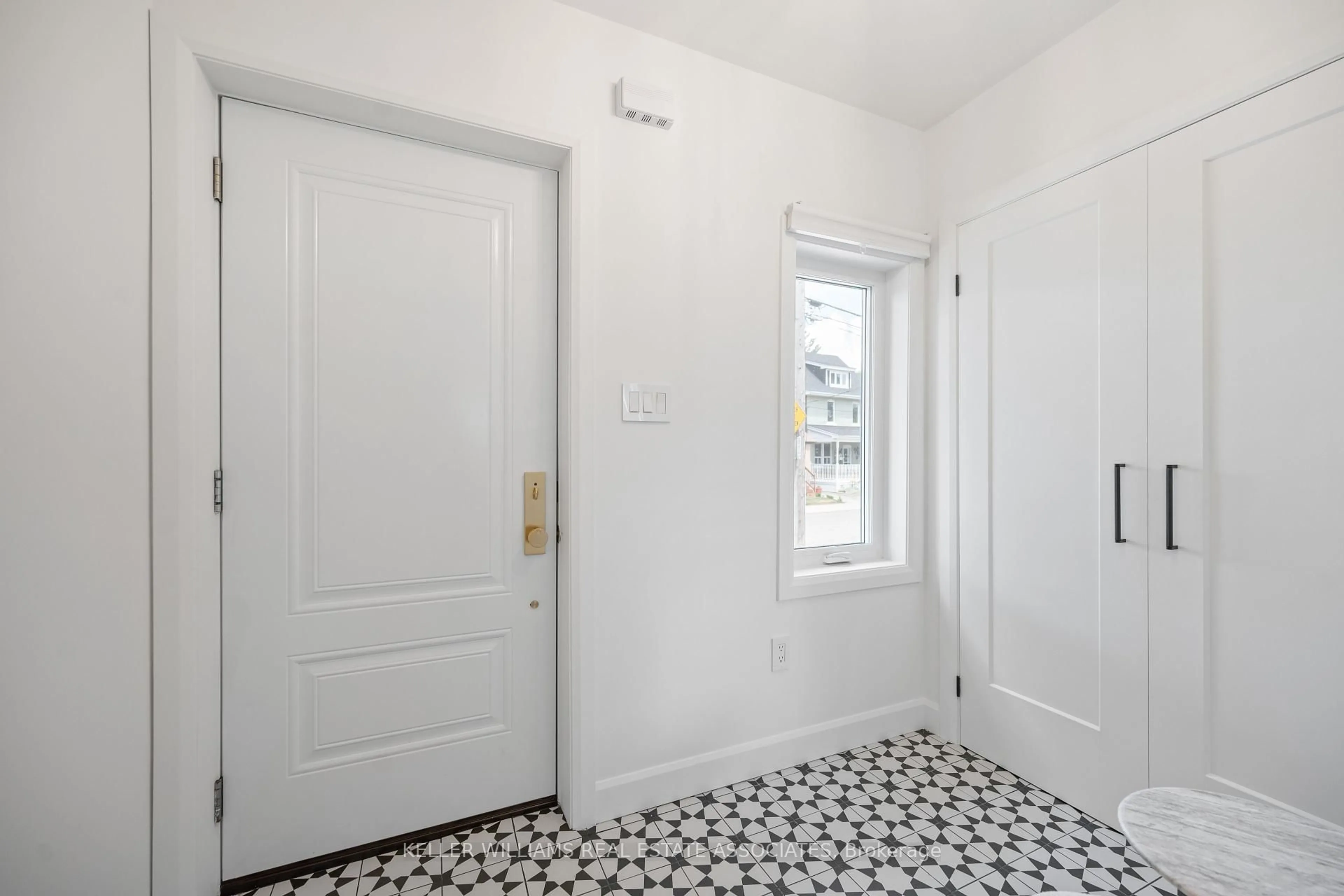 Indoor entryway for 34 Holley Ave, Toronto Ontario M9N 2C5