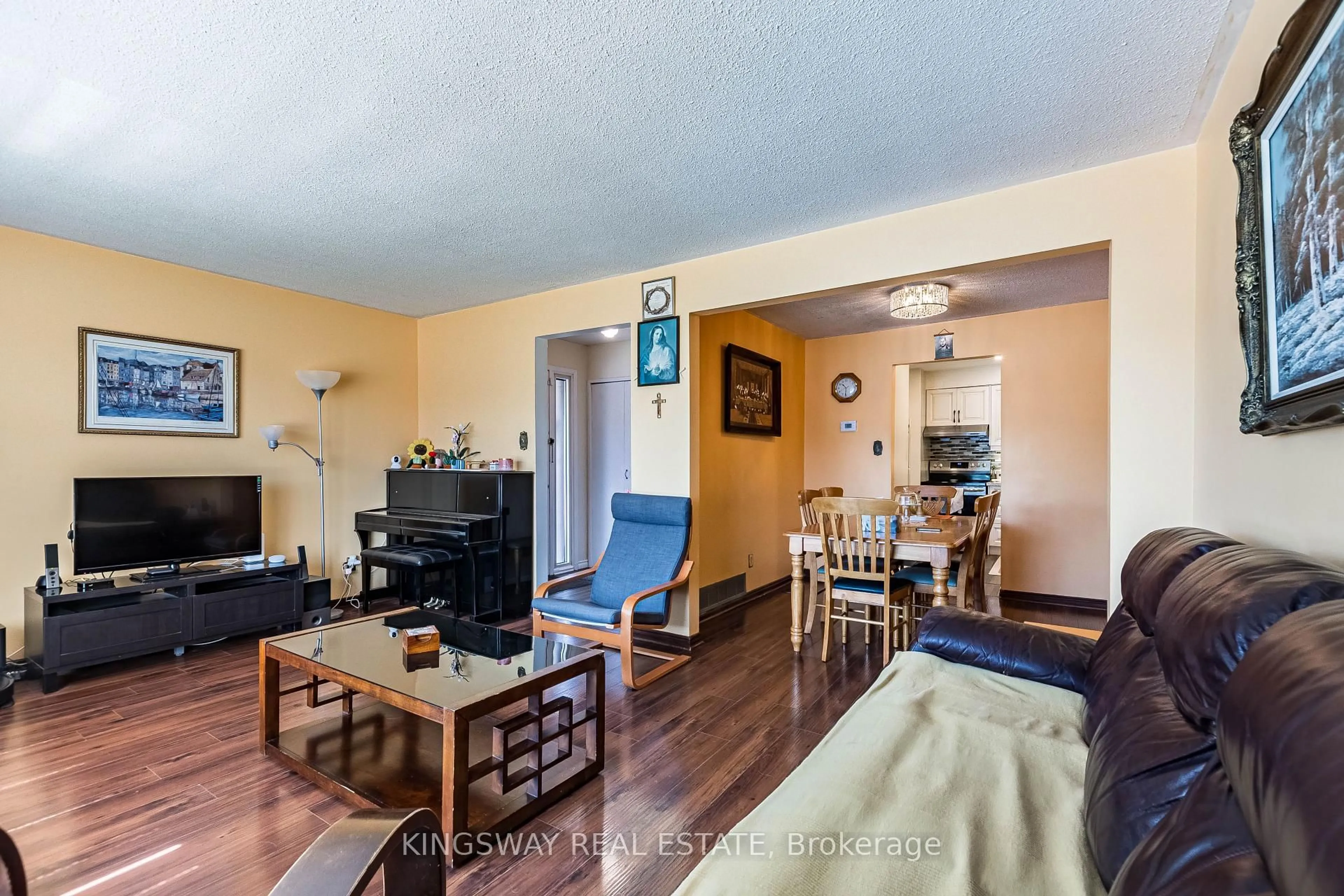 Living room with furniture, wood/laminate floor for 3181 Morning Star Dr, Mississauga Ontario L4T 1X3