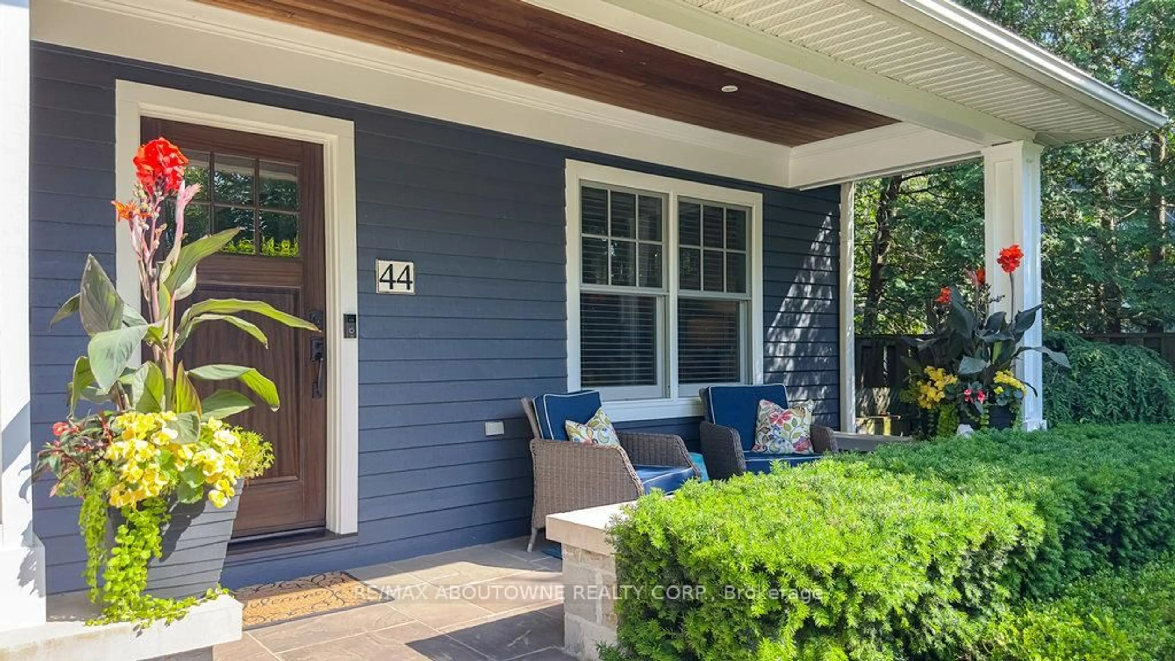 Home with vinyl exterior material, street for 44 Head St, Oakville Ontario L6K 1L5