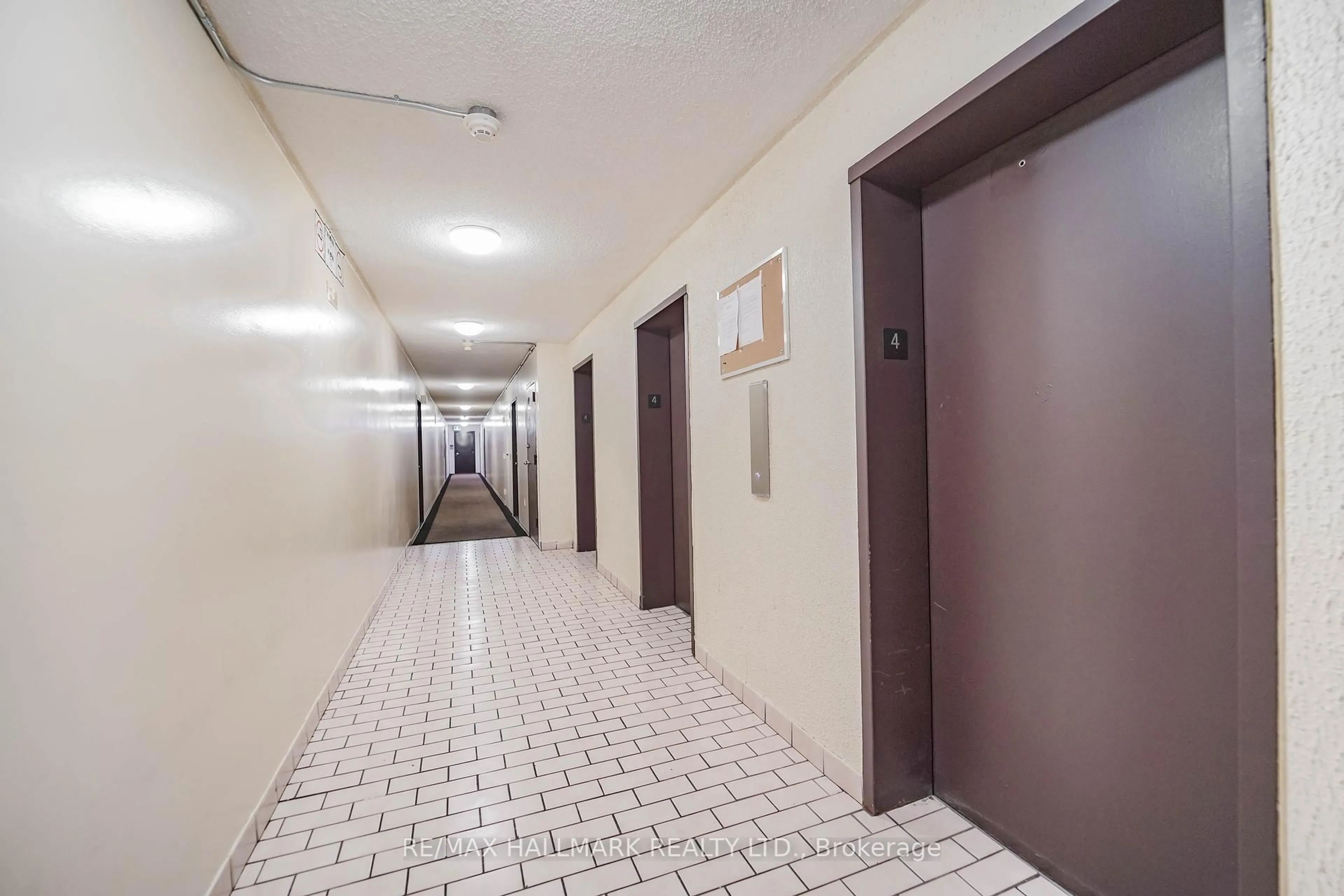 Indoor foyer for 50 LOTHERTON Ptwy #411, Toronto Ontario M6B 2G7