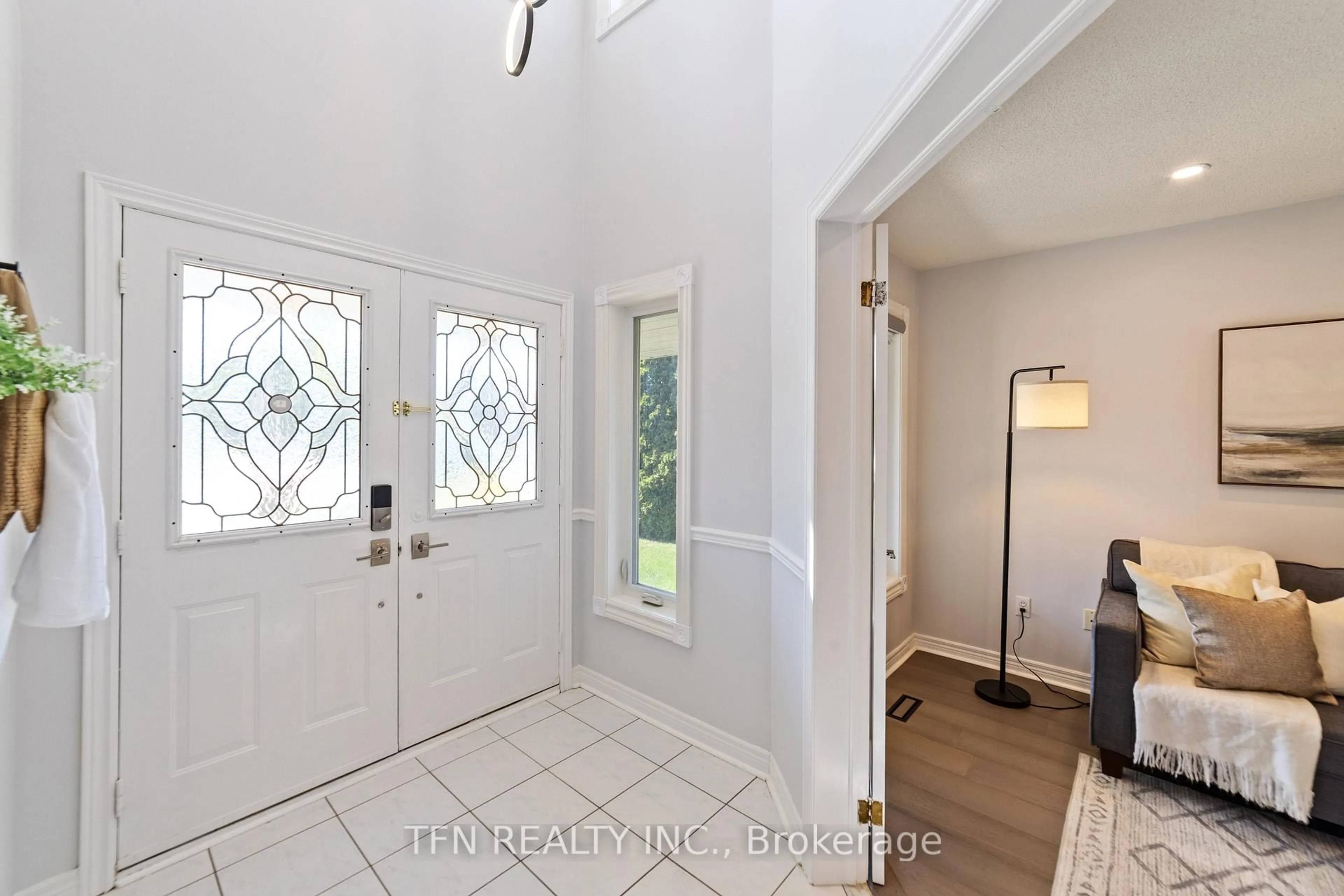 Indoor entryway for 6837 Lisgar Dr, Mississauga Ontario L5N 6V1