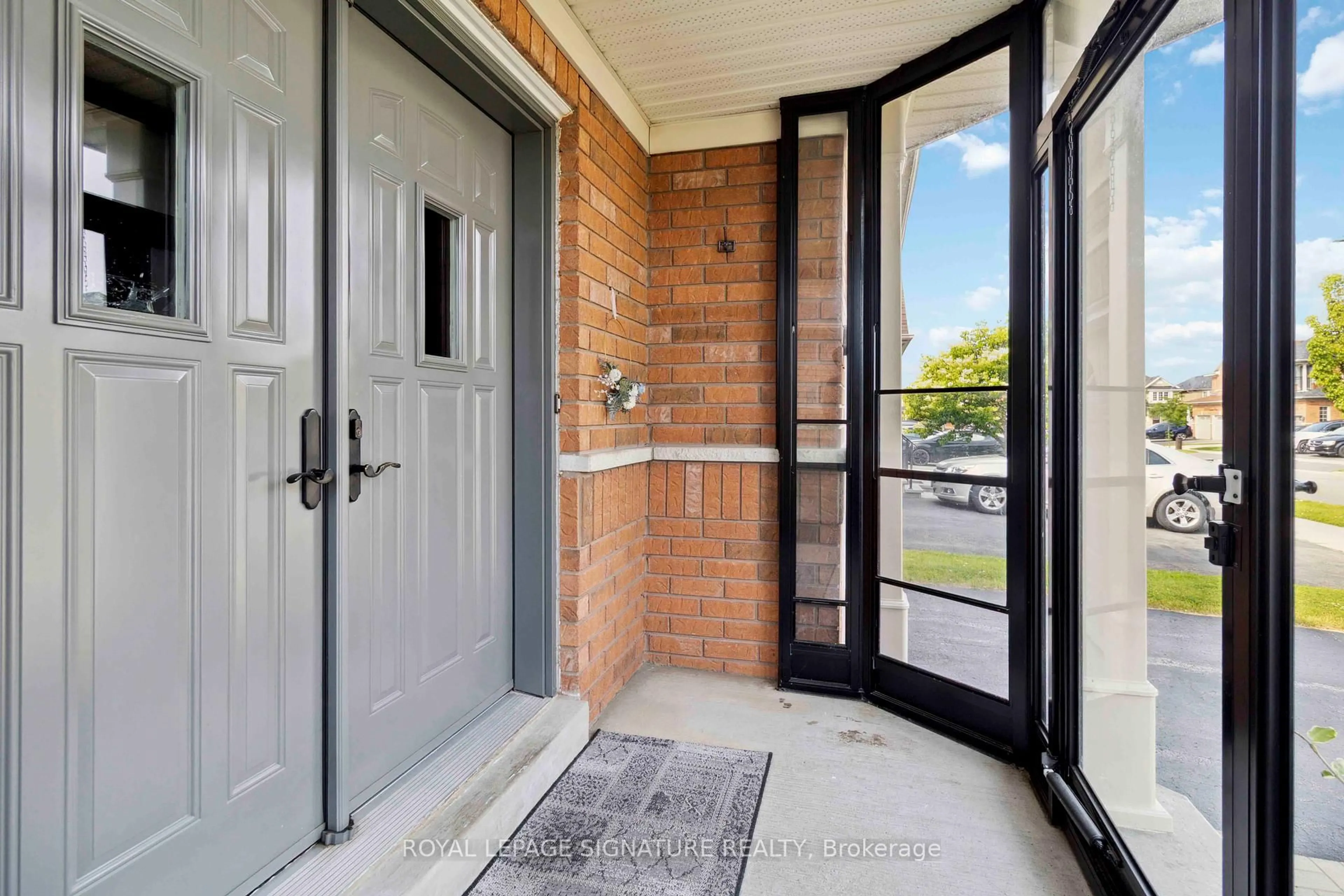 Indoor entryway for 3436 Sunlight St, Mississauga Ontario L5M 7M7