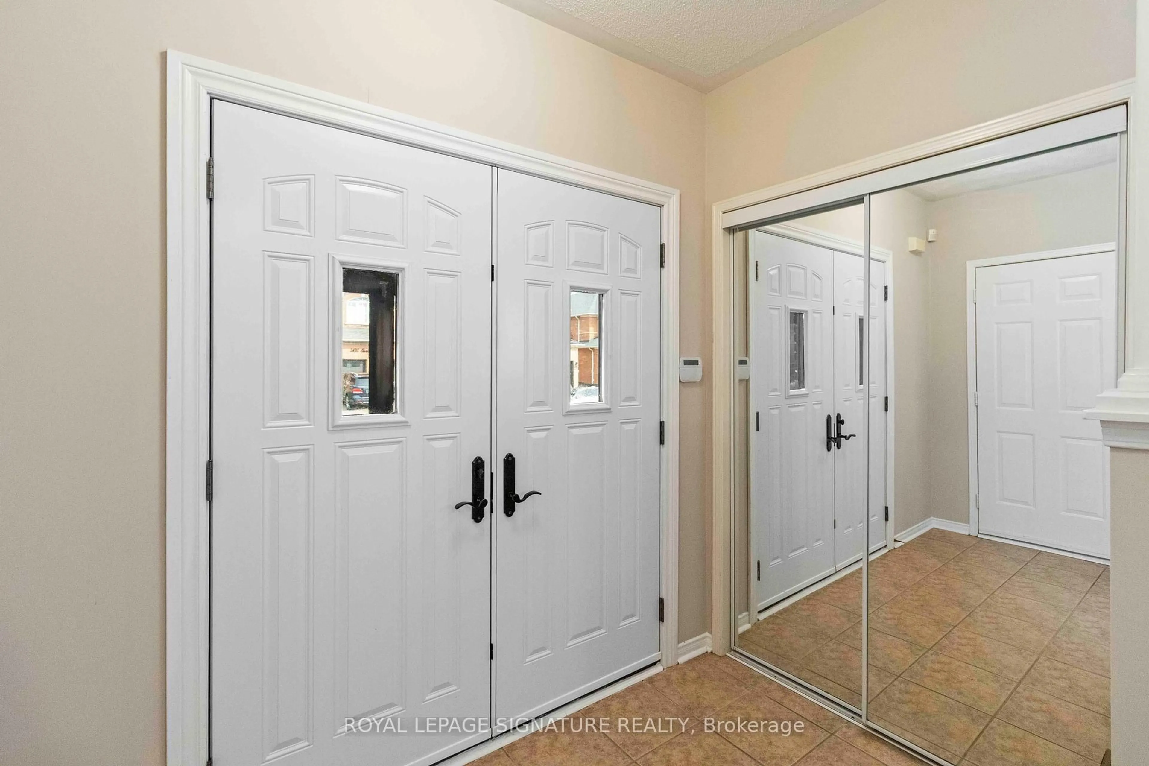Indoor entryway for 3436 Sunlight St, Mississauga Ontario L5M 7M7