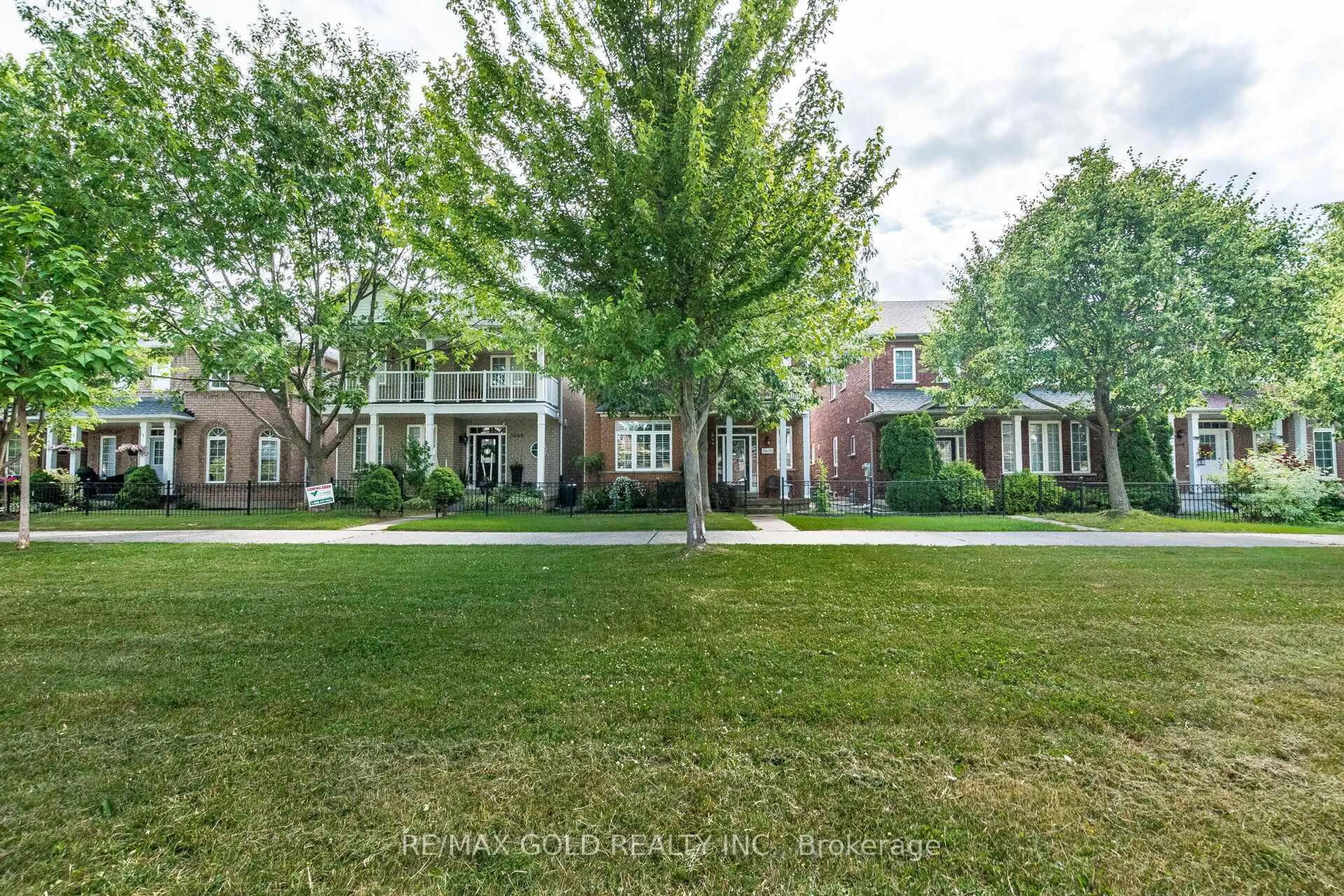 A pic from outside/outdoor area/front of a property/back of a property/a pic from drone, street for 5650 Passion Flower Blvd, Mississauga Ontario L5M 7E8