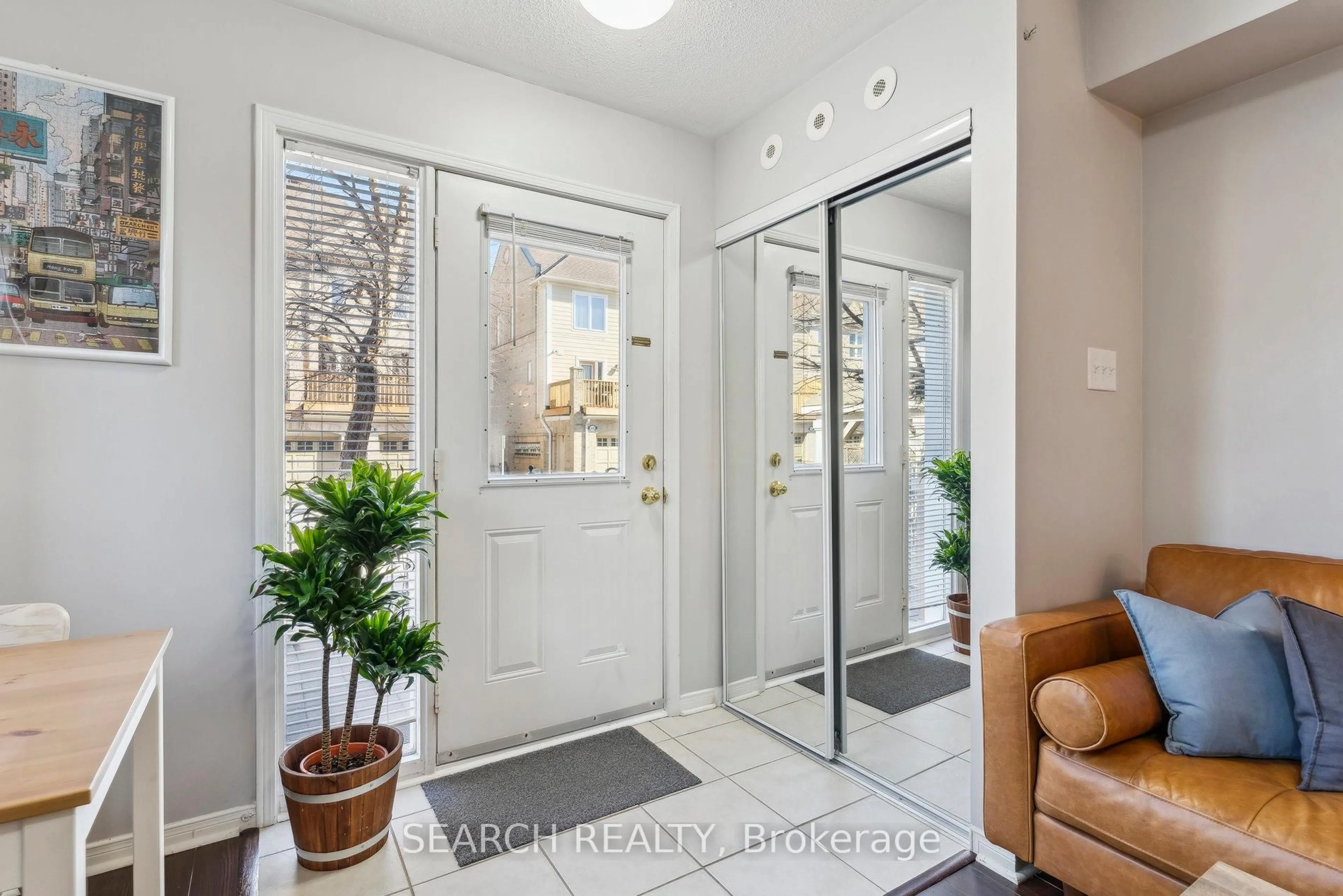 Indoor entryway for 4975 Southampton Dr #202, Mississauga Ontario L5M 8E1