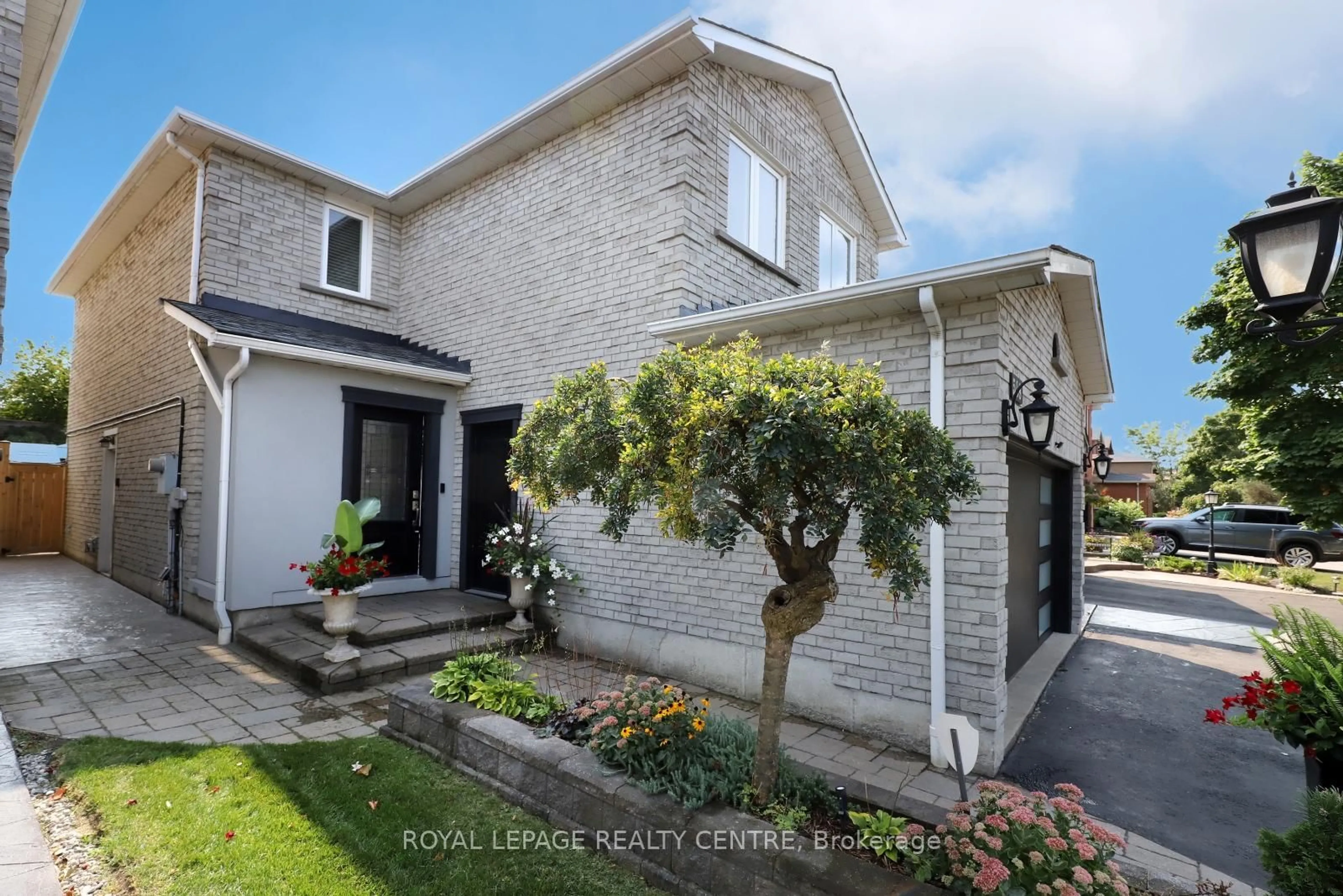 A pic from outside/outdoor area/front of a property/back of a property/a pic from drone, street for 598 Pilcom Crt, Mississauga Ontario L5B 4A3