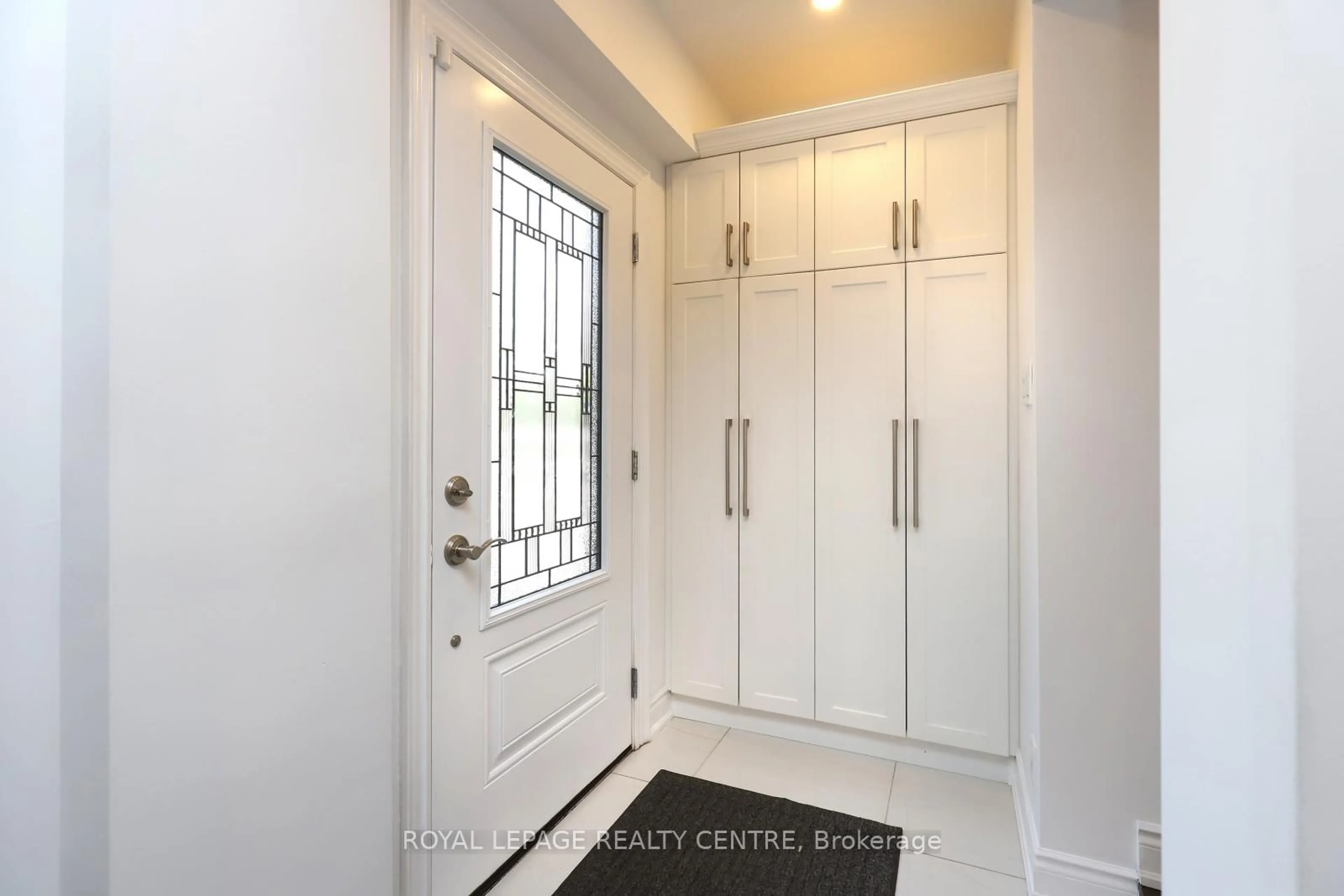 Indoor entryway for 598 Pilcom Crt, Mississauga Ontario L5B 4A3