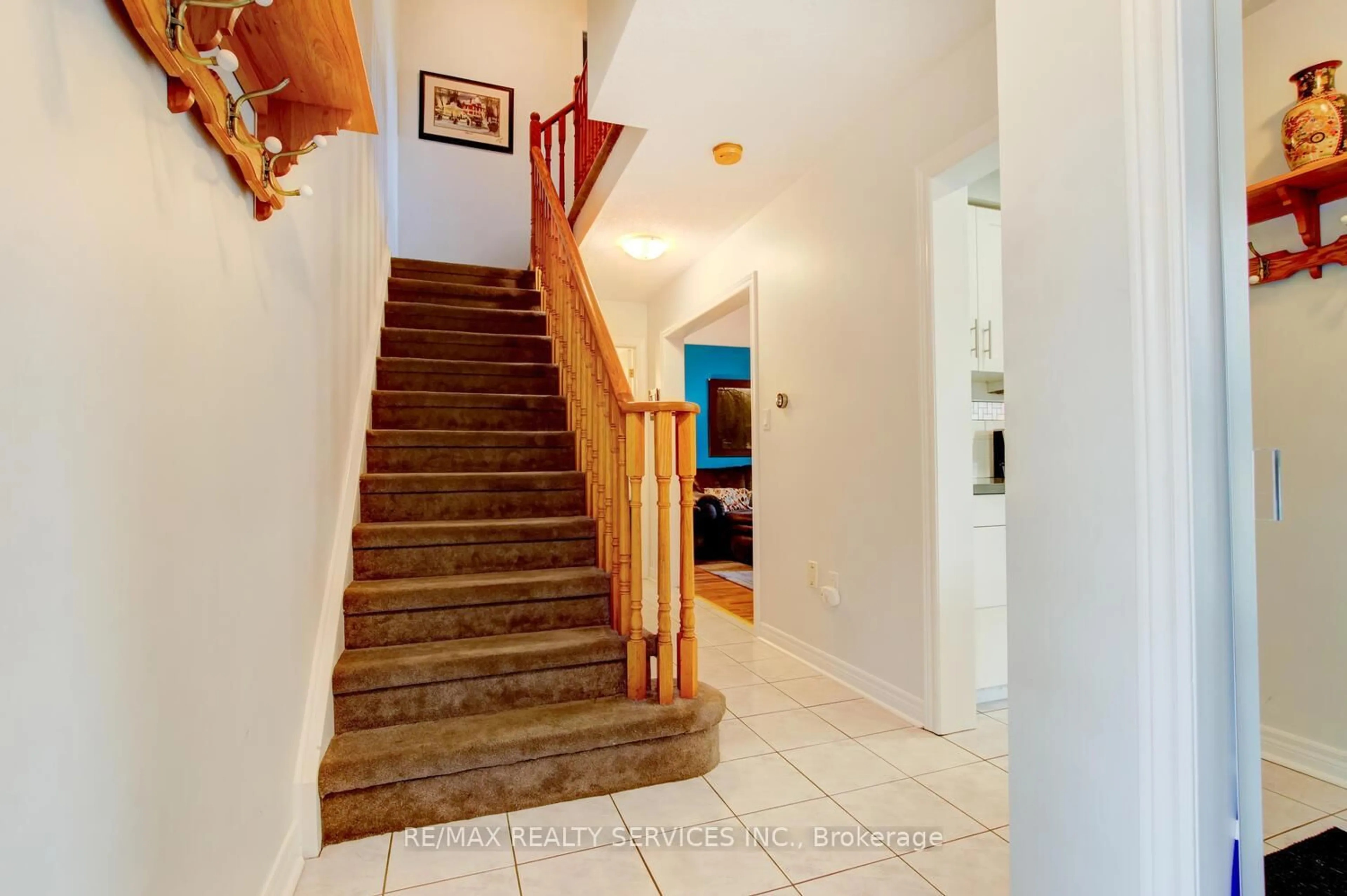 Indoor foyer for 182 Pressed Brick Dr, Brampton Ontario L6V 4K6