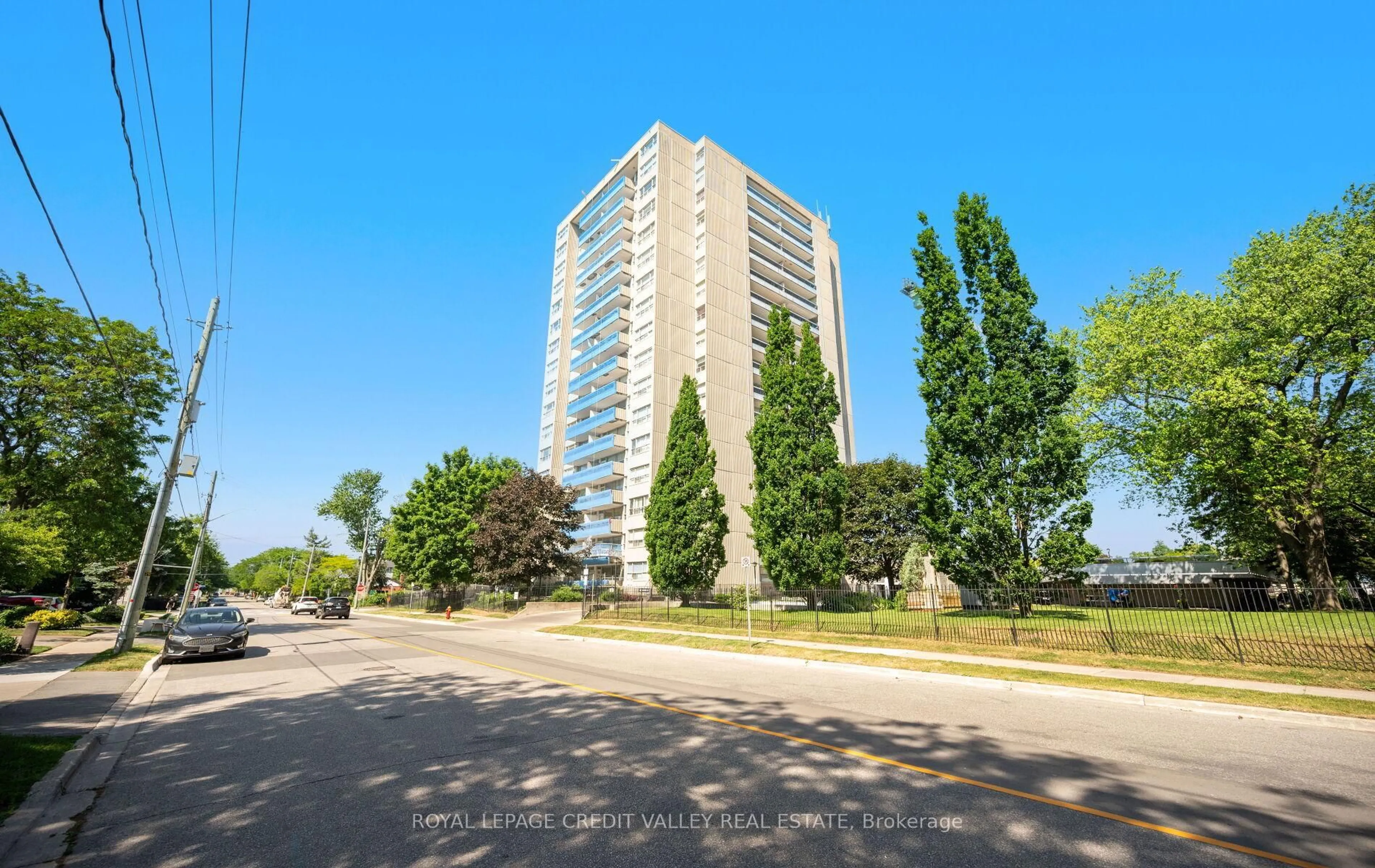 A pic from outside/outdoor area/front of a property/back of a property/a pic from drone, building for 2263 Marine Dr #601, Oakville Ontario L6L 5K1