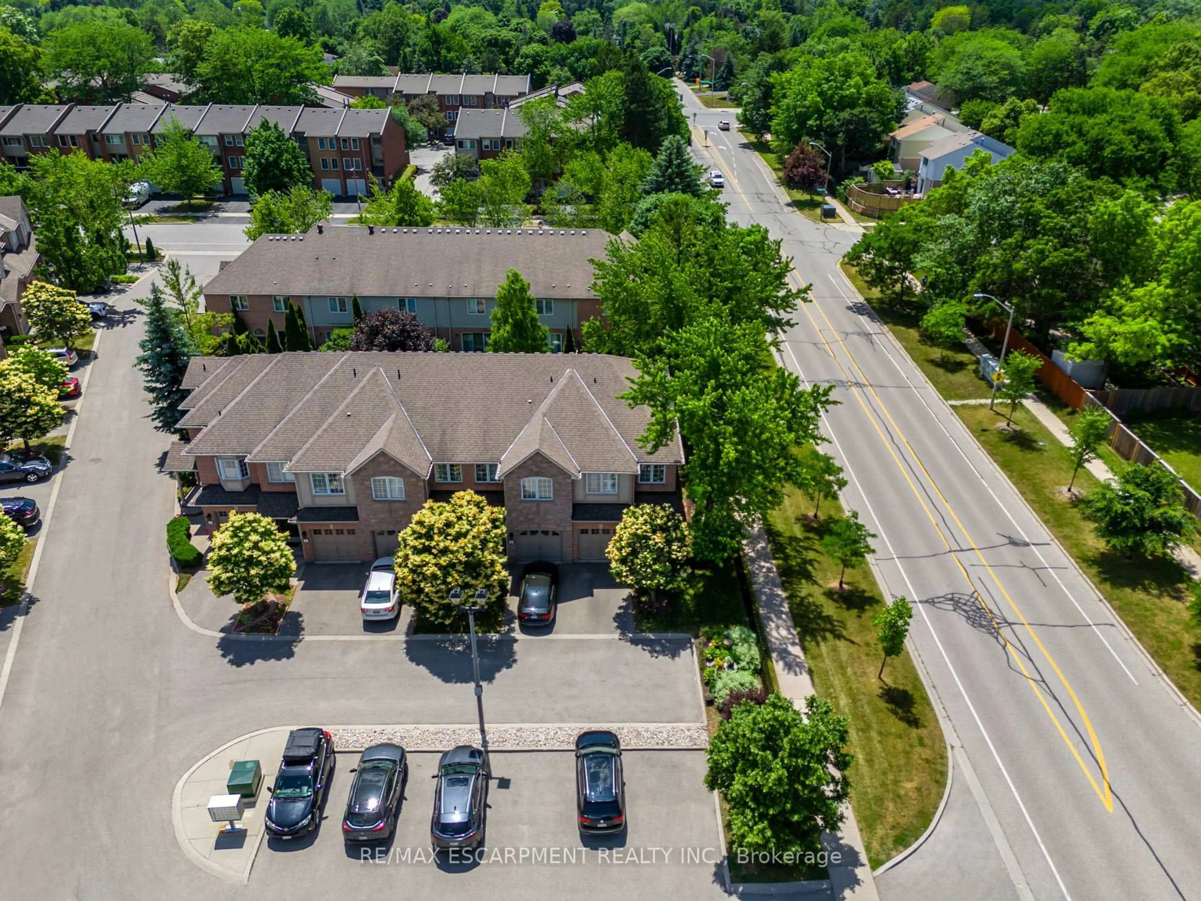 A pic from outside/outdoor area/front of a property/back of a property/a pic from drone, street for 1050 Grand Blvd #11, Oakville Ontario L6H 2S5