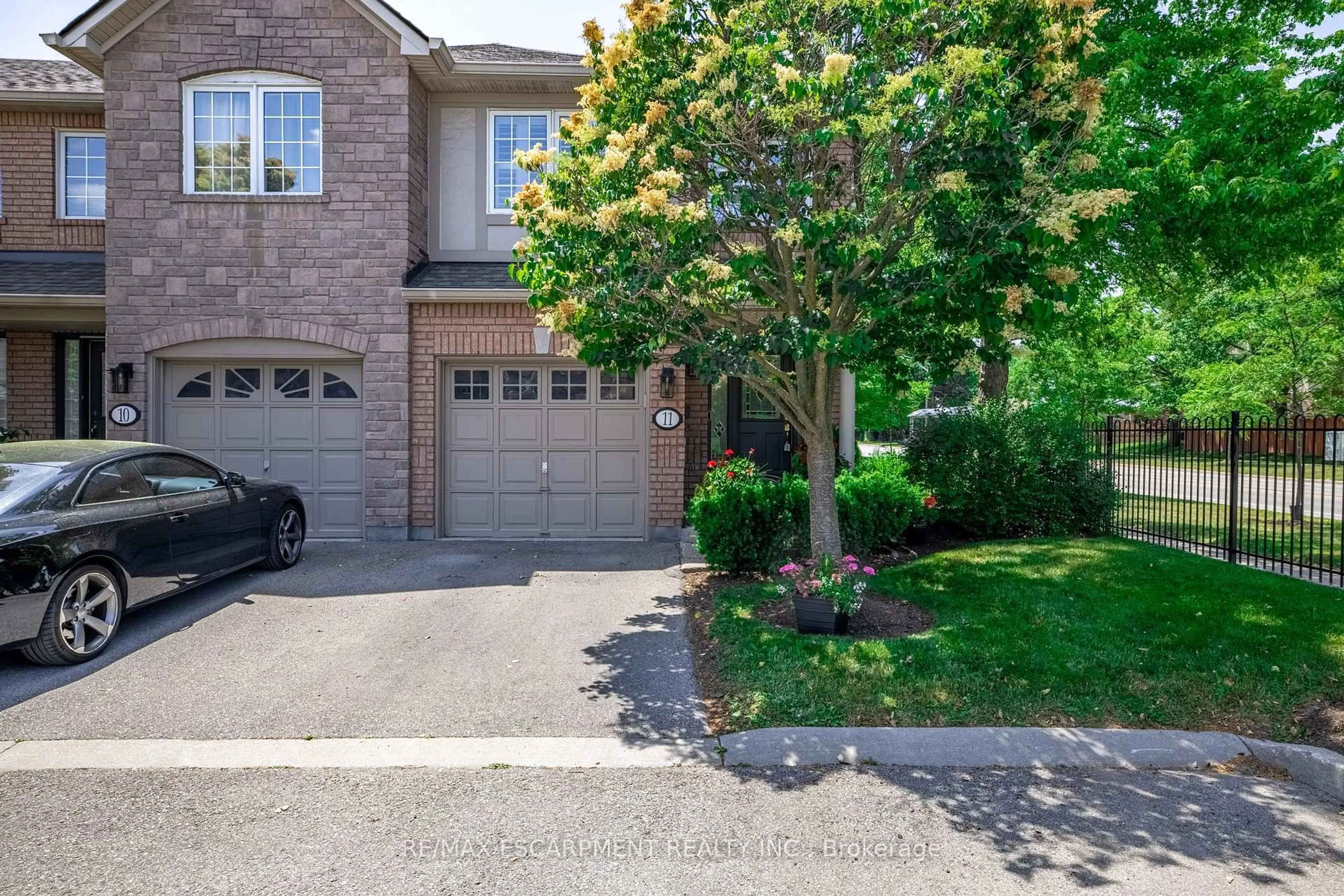 A pic from outside/outdoor area/front of a property/back of a property/a pic from drone, street for 1050 Grand Blvd #11, Oakville Ontario L6H 2S5