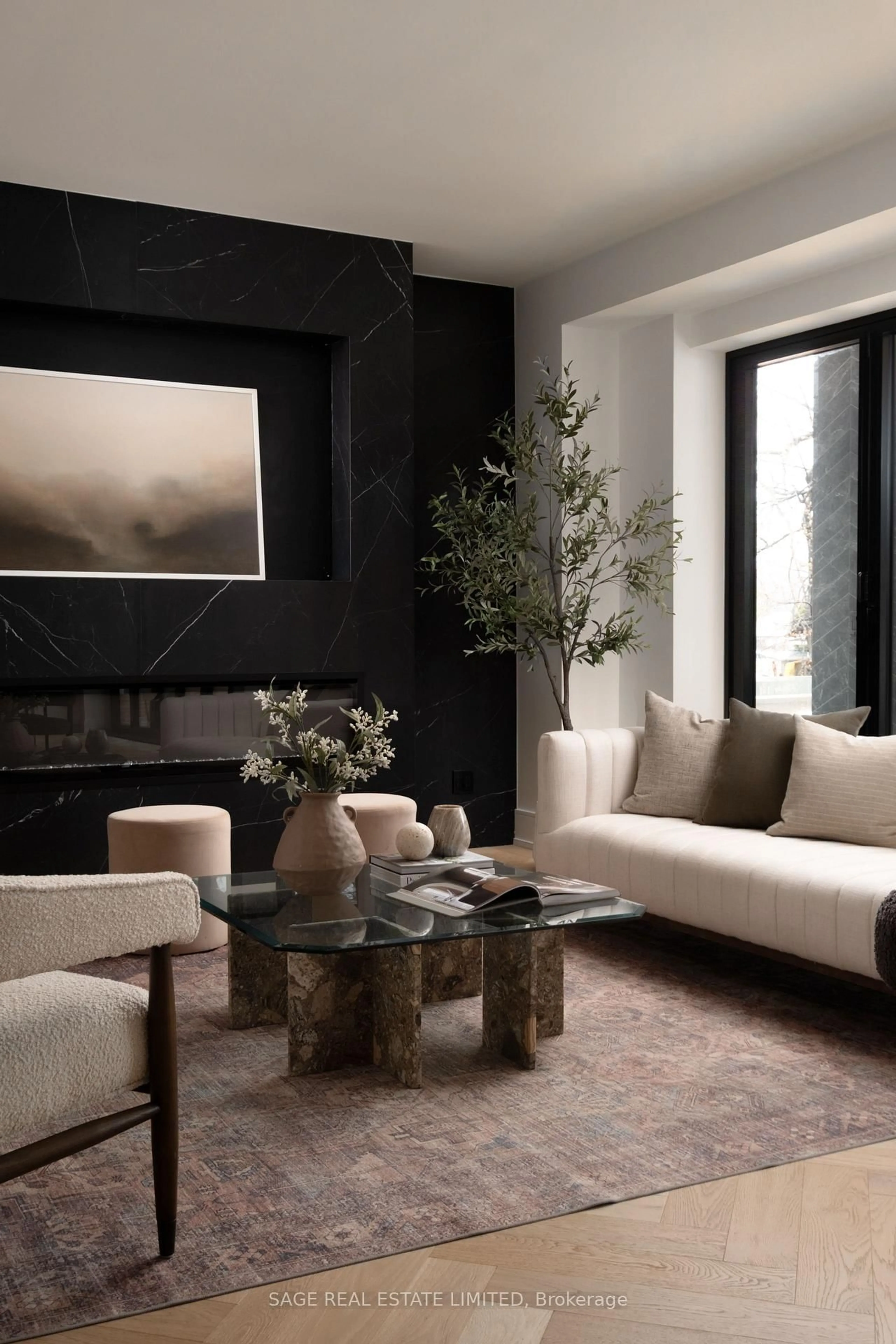 Living room with furniture, unknown for 1560 Asgard Dr, Mississauga Ontario L5E 2B9