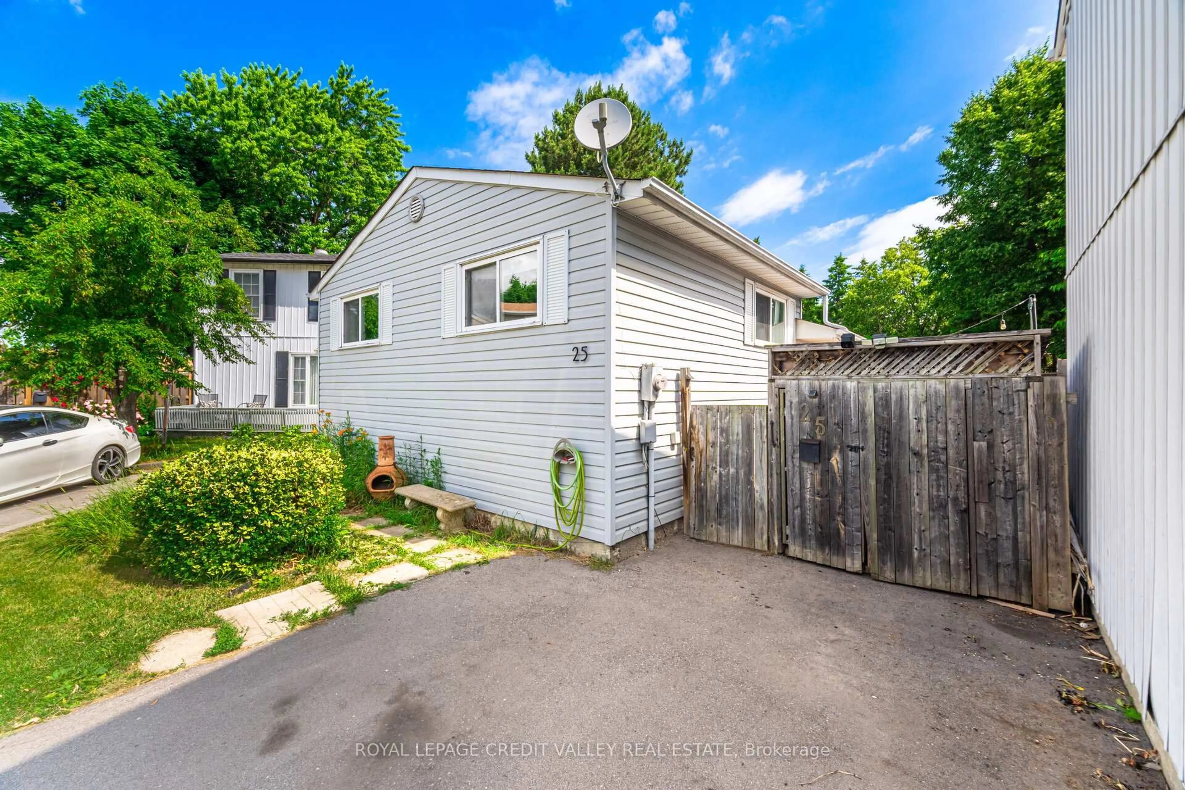 A pic from outside/outdoor area/front of a property/back of a property/a pic from drone, street for 25 Huntingwood Cres, Brampton Ontario L6S 1S5