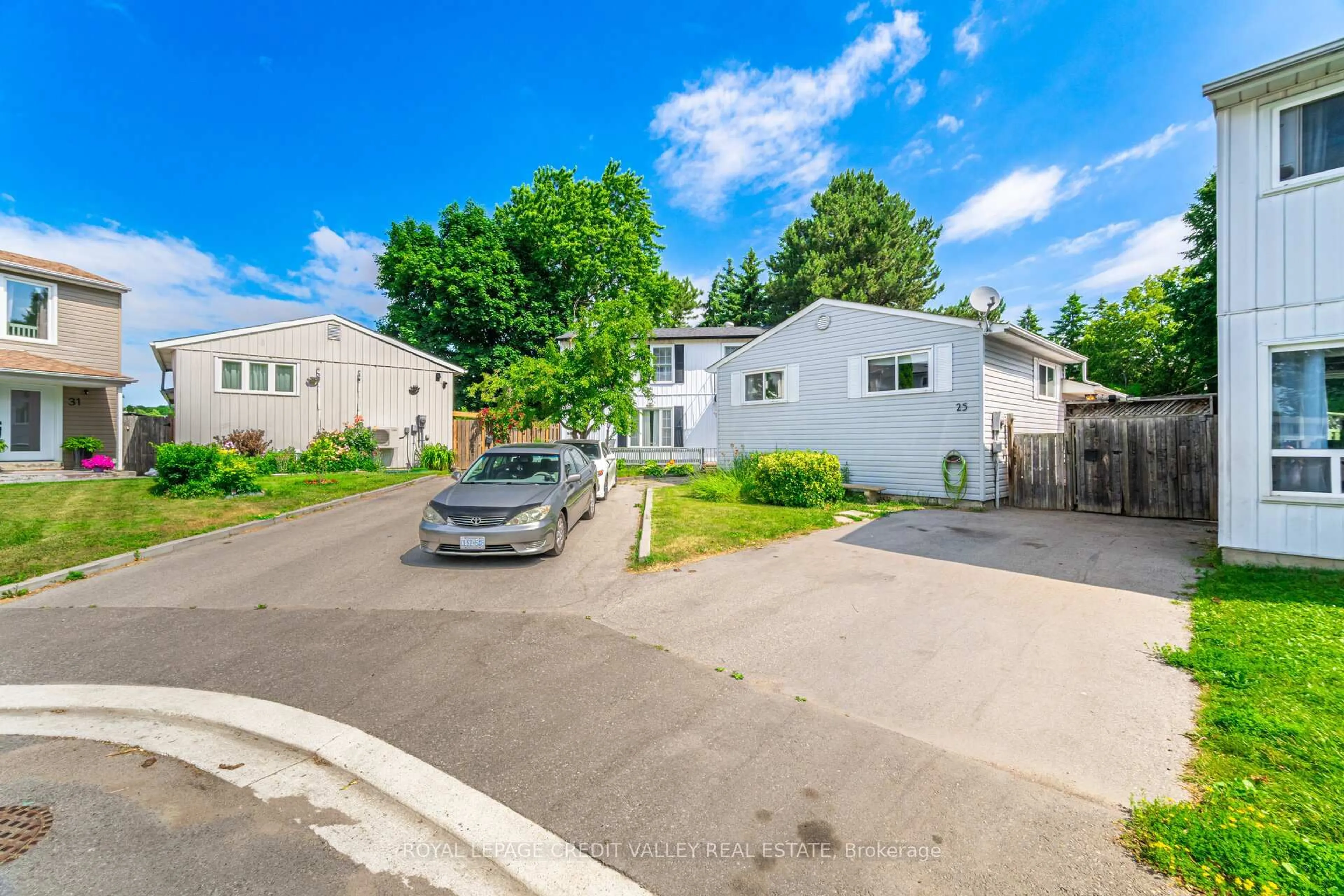 A pic from outside/outdoor area/front of a property/back of a property/a pic from drone, street for 25 Huntingwood Cres, Brampton Ontario L6S 1S5