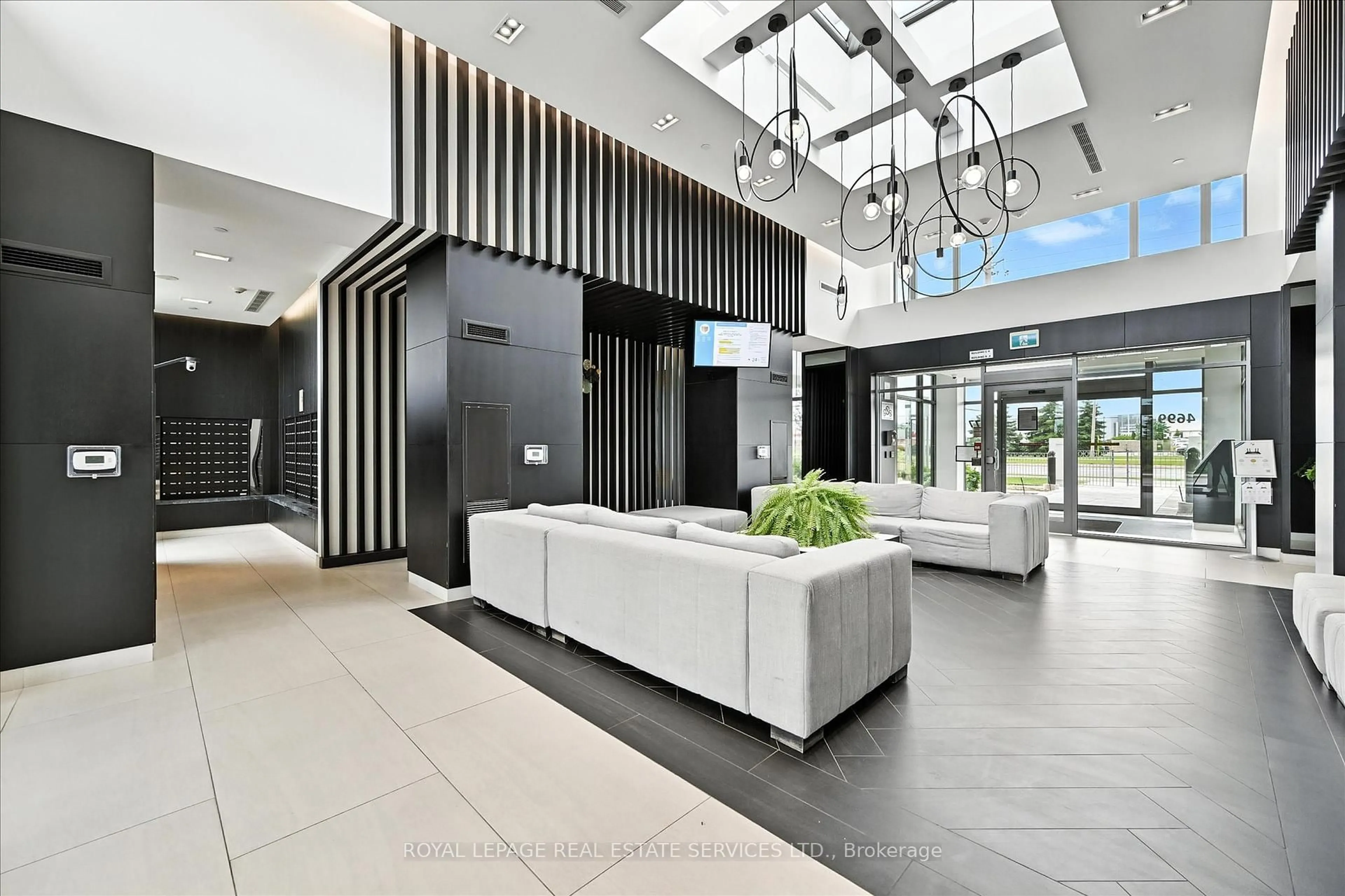 Indoor foyer for 4699 Glen Erin Dr #701, Mississauga Ontario L5M 2E5