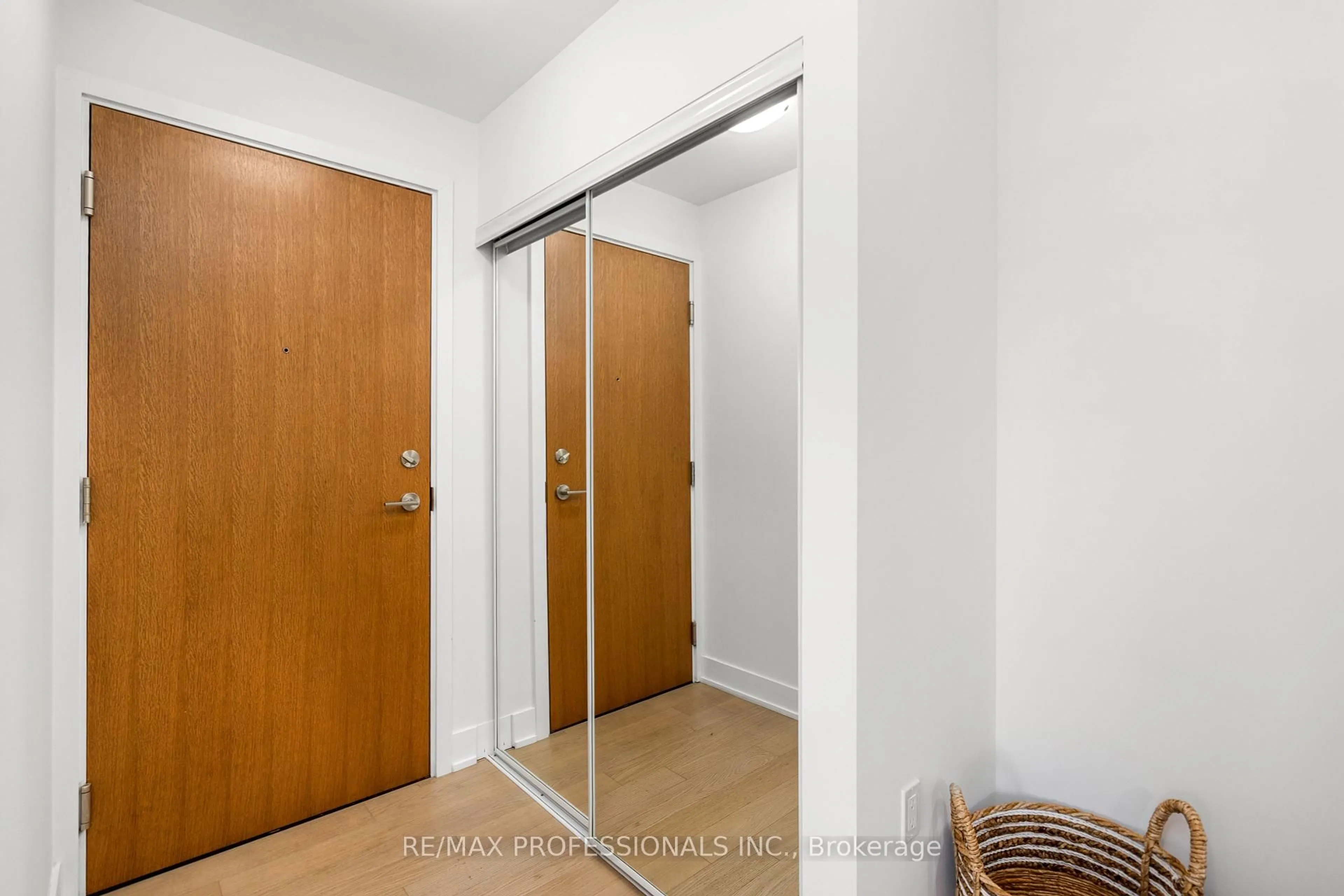 Indoor foyer for 20 Shore Breeze Dr #1406, Toronto Ontario M8V 0C7