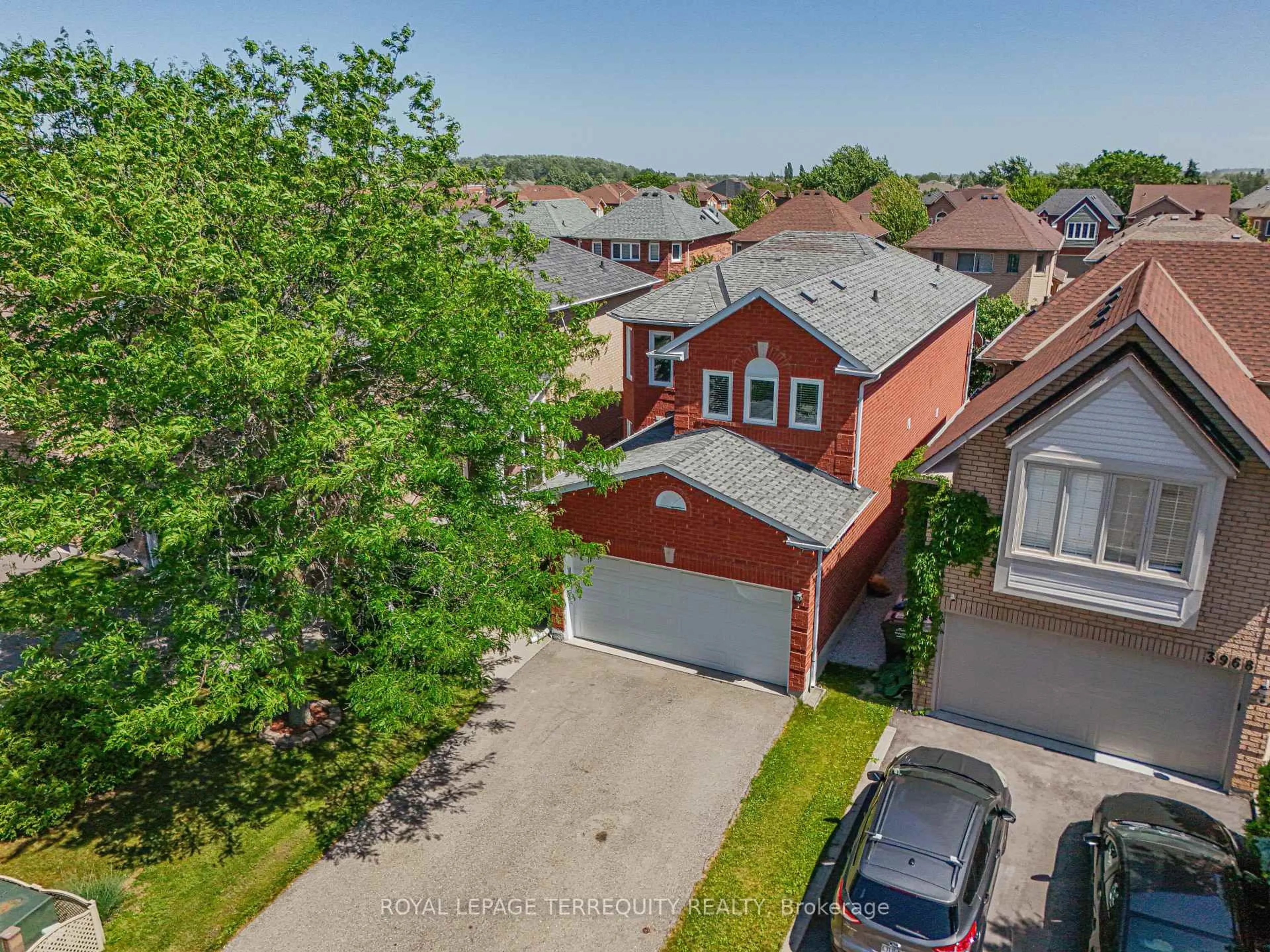 A pic from outside/outdoor area/front of a property/back of a property/a pic from drone, street for 3964 Honey Locust Tr, Mississauga Ontario L5N 7A5