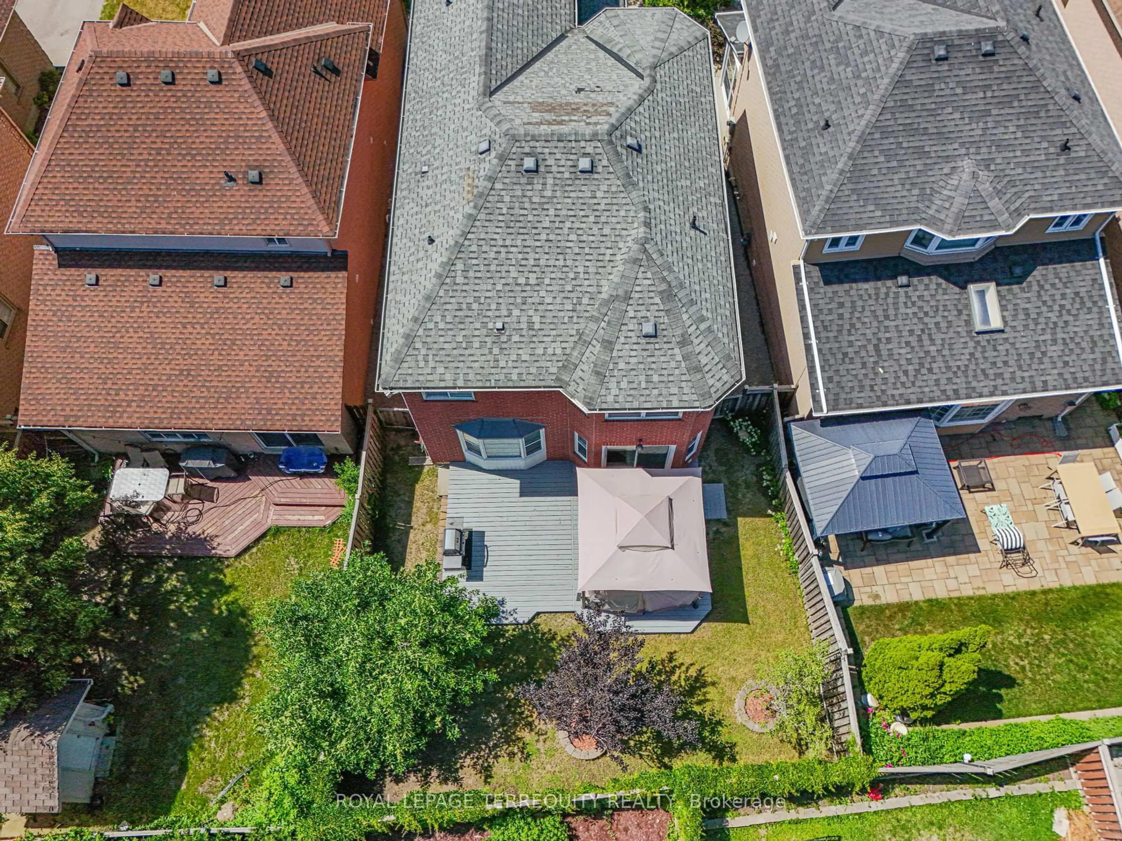 A pic from outside/outdoor area/front of a property/back of a property/a pic from drone, street for 3964 Honey Locust Tr, Mississauga Ontario L5N 7A5