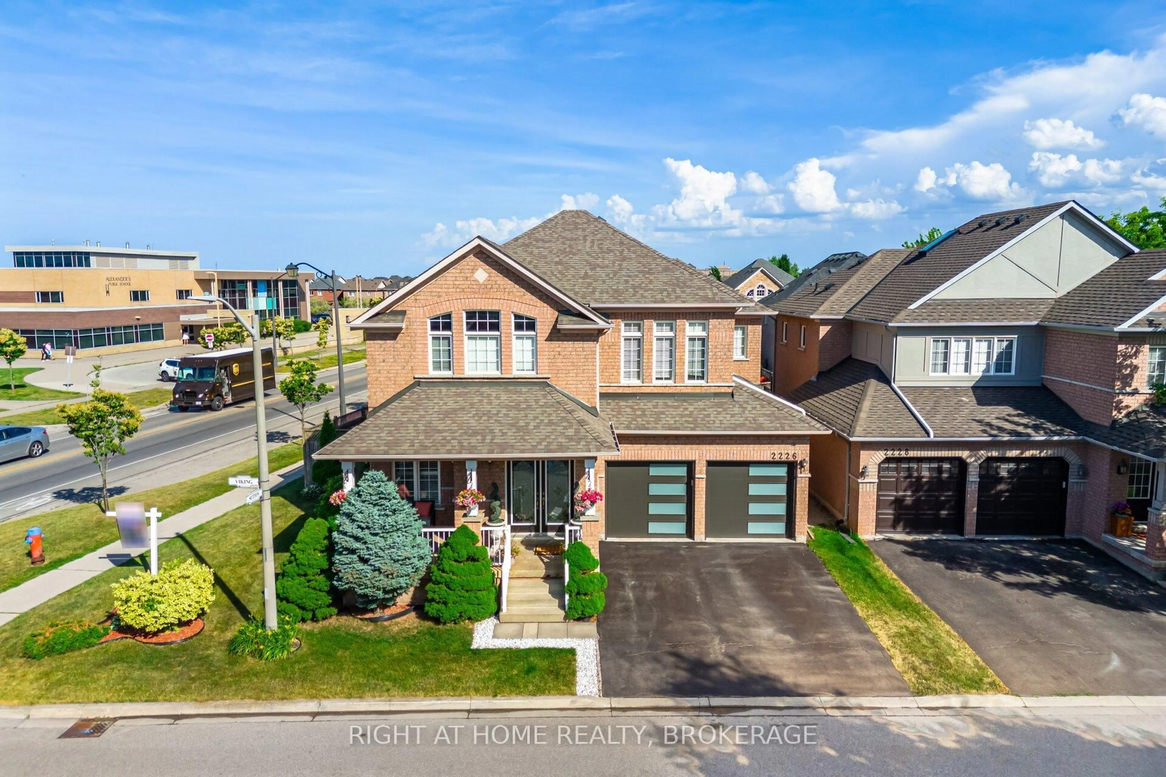A pic from outside/outdoor area/front of a property/back of a property/a pic from drone, street for 2226 Viking Cres, Burlington Ontario L7L 7K3